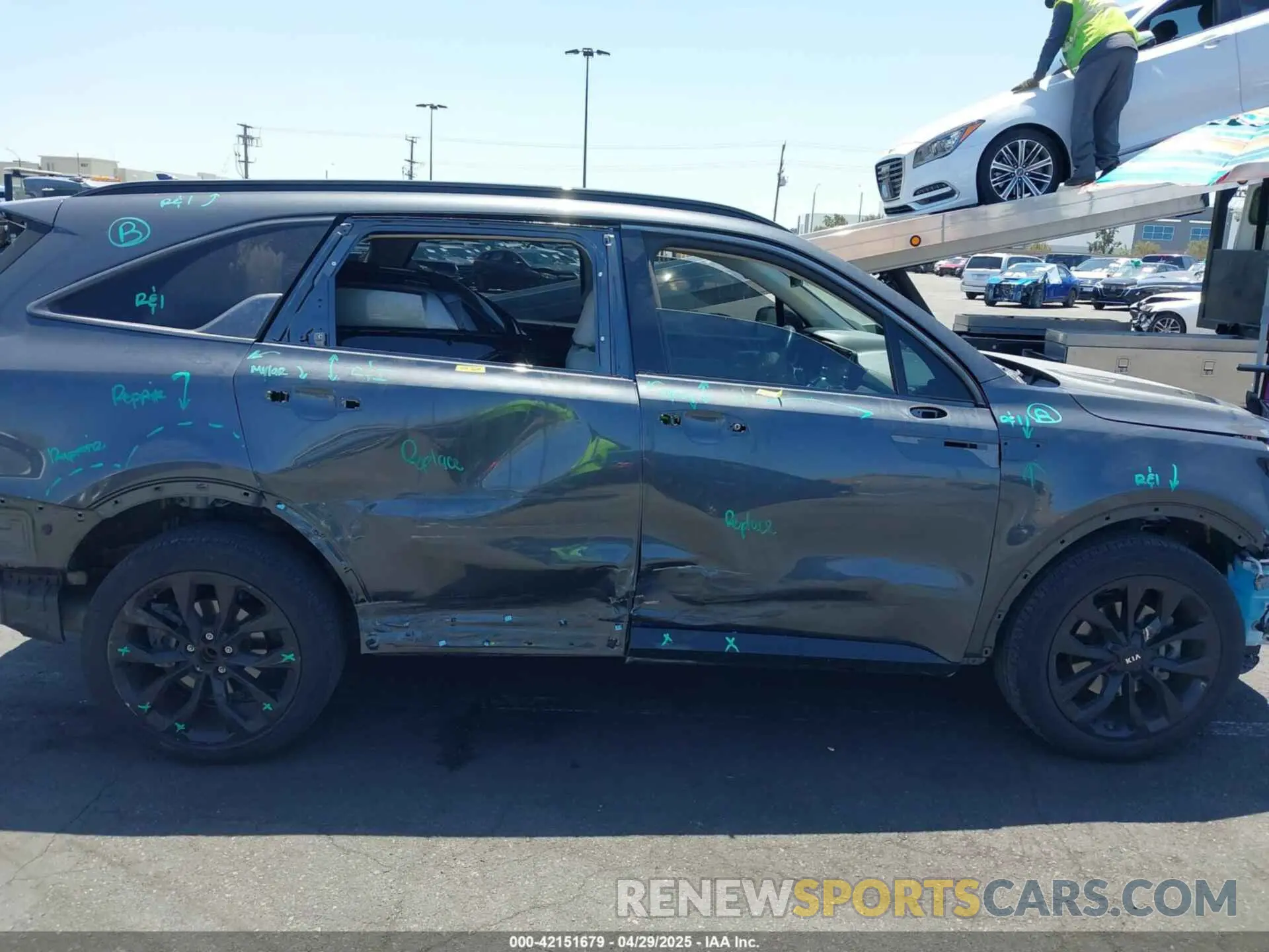 14 Photograph of a damaged car 5XYRK4LF3MG033213 KIA SORENTO 2021