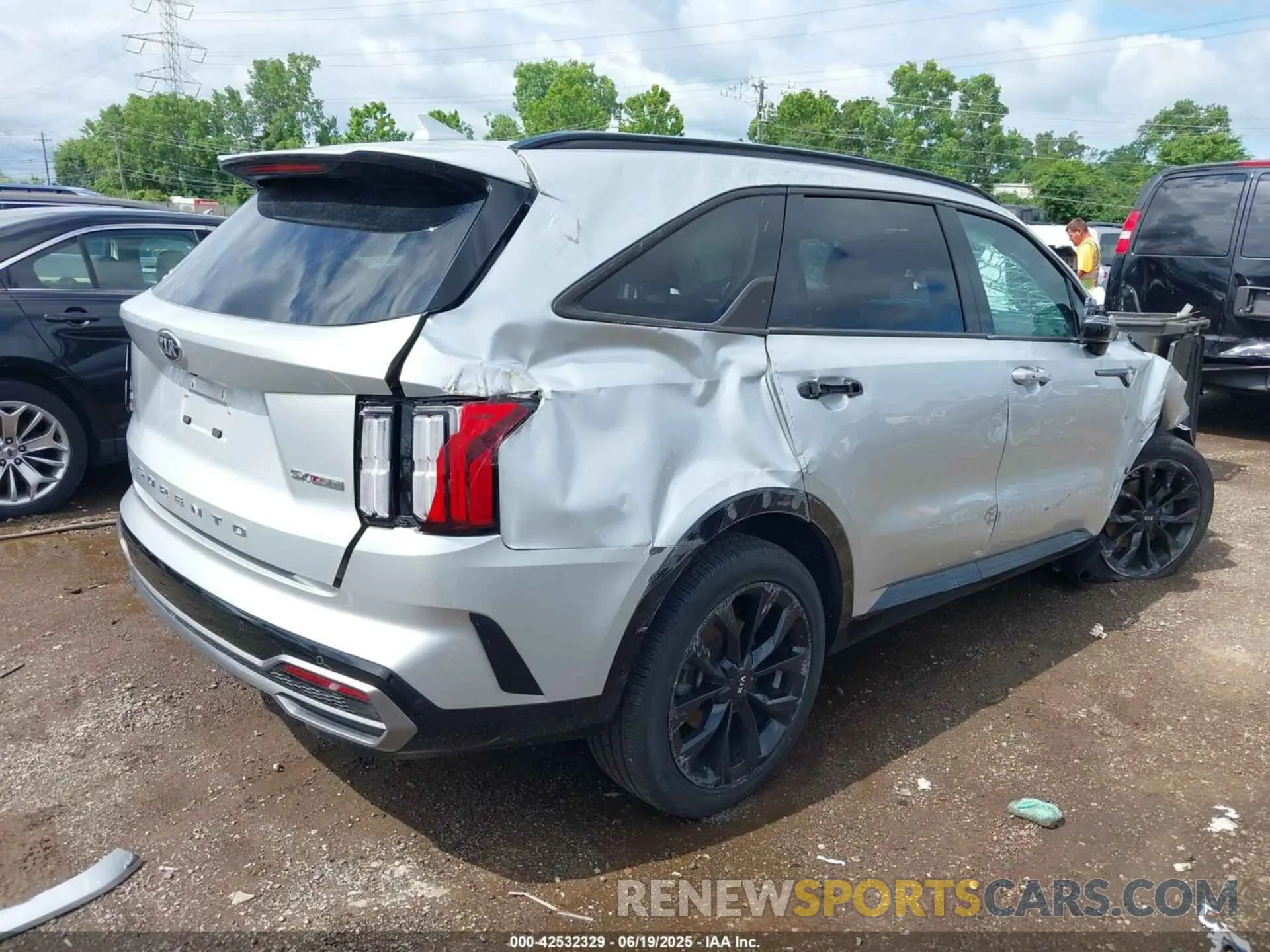 4 Photograph of a damaged car 5XYRK4LF8MG036124 KIA SORENTO 2021