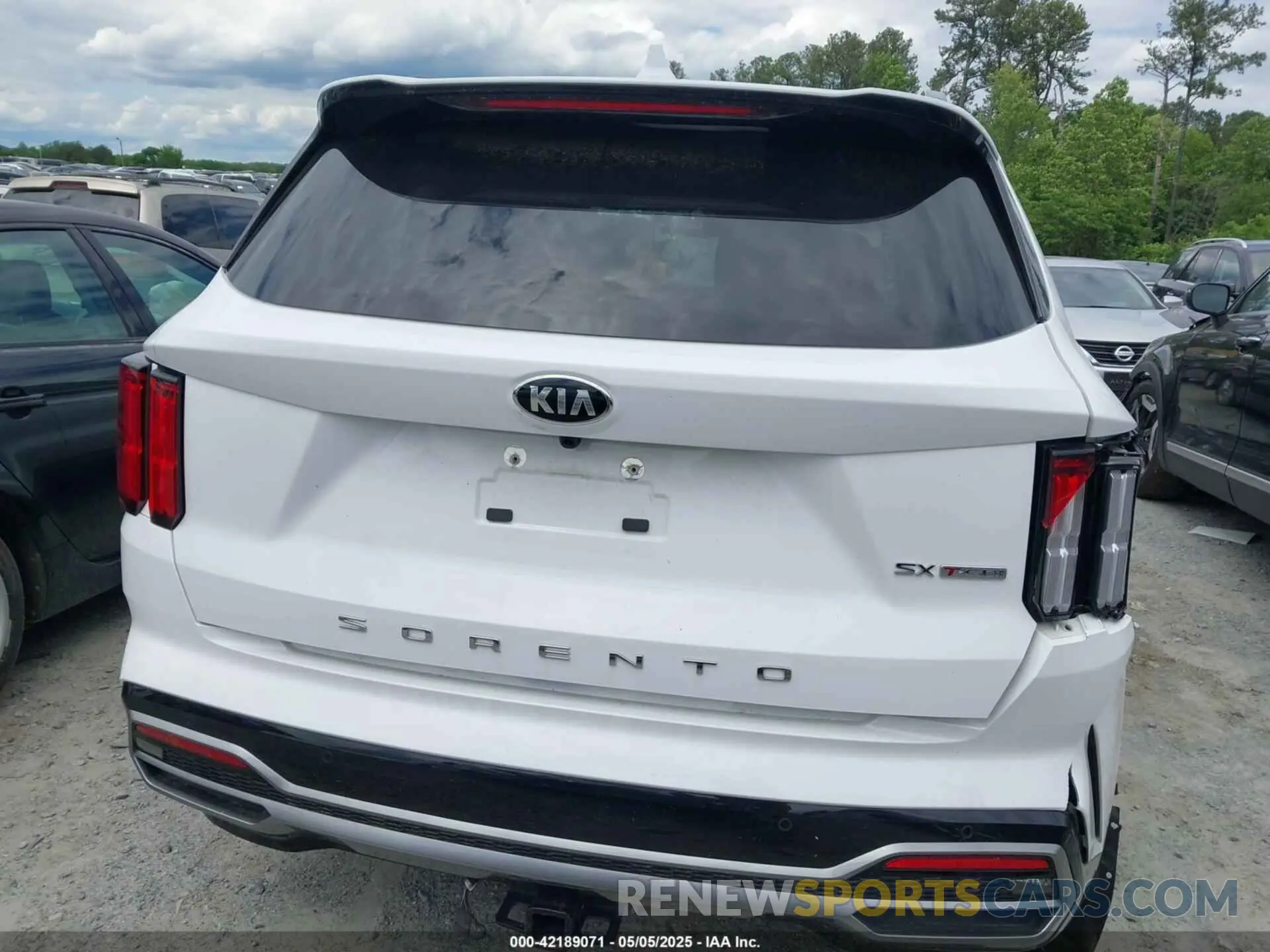 16 Photograph of a damaged car 5XYRK4LF9MG068631 KIA SORENTO 2021