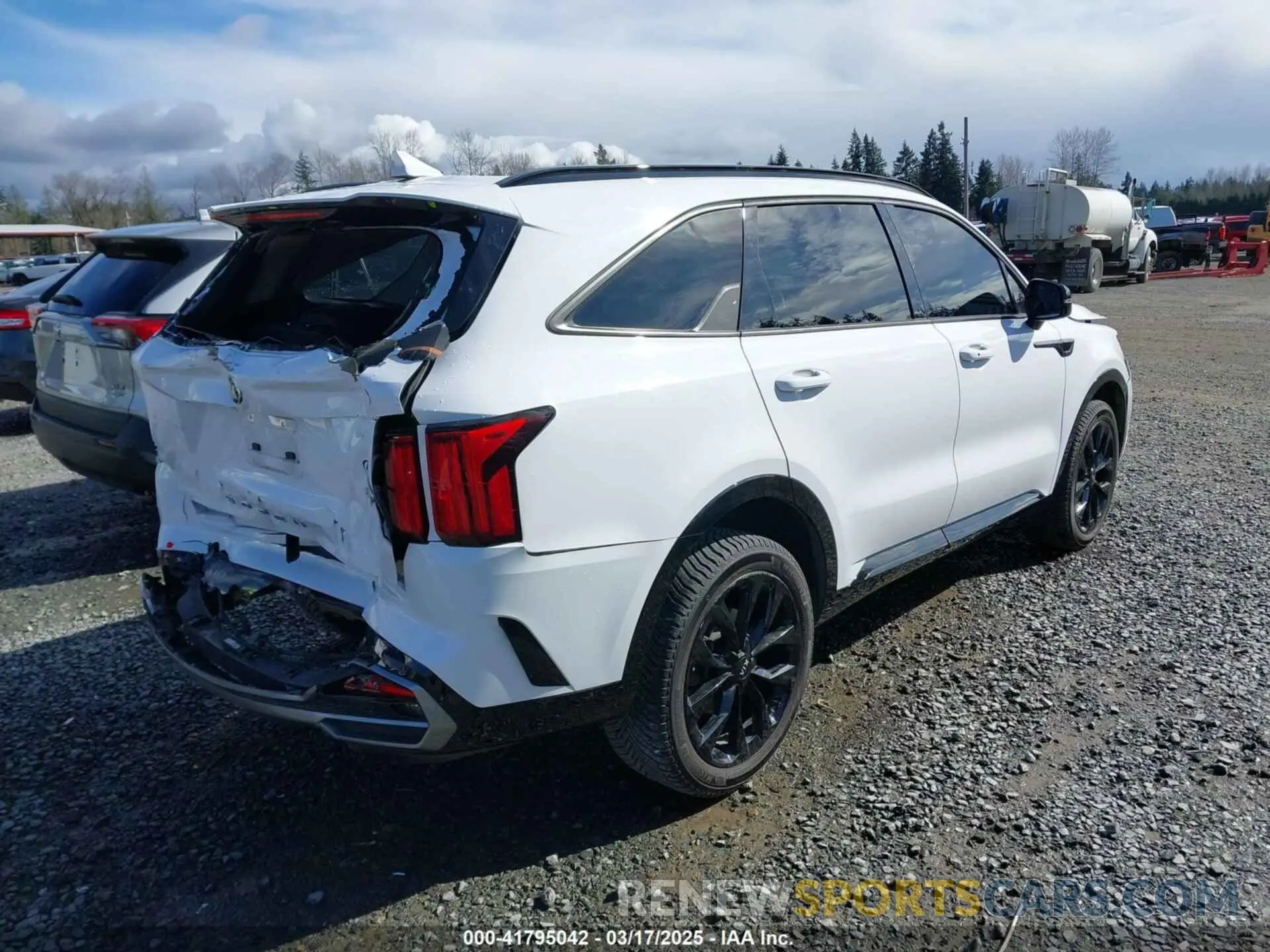 4 Photograph of a damaged car 5XYRKDLF5MG042916 KIA SORENTO 2021