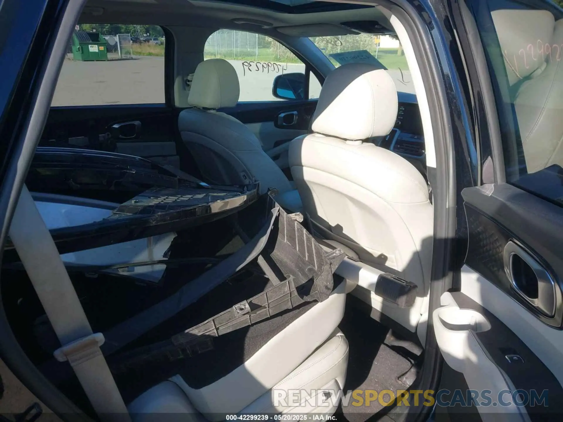 8 Photograph of a damaged car 5XYRL4LC1MG071493 KIA SORENTO 2021