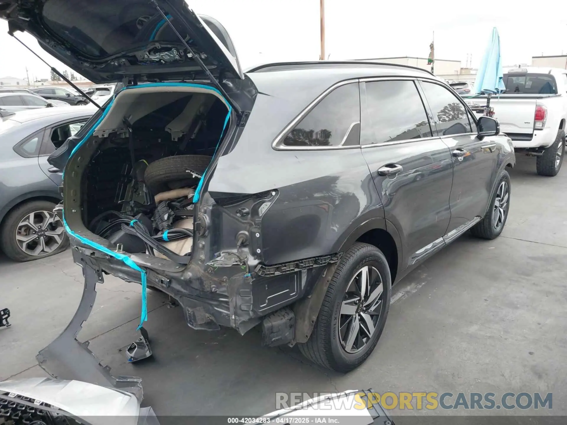 4 Photograph of a damaged car 5XYRL4LC4MG049052 KIA SORENTO 2021