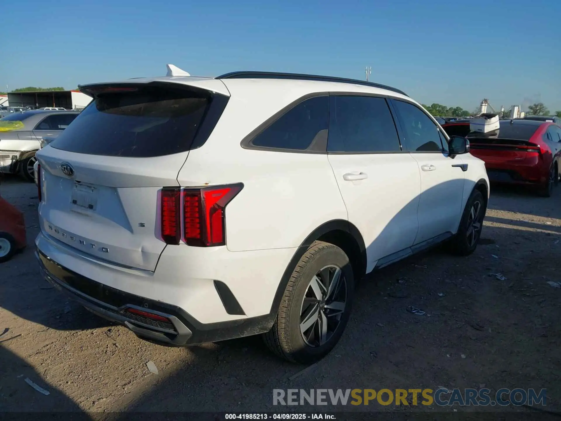 4 Photograph of a damaged car 5XYRL4LCXMG006027 KIA SORENTO 2021