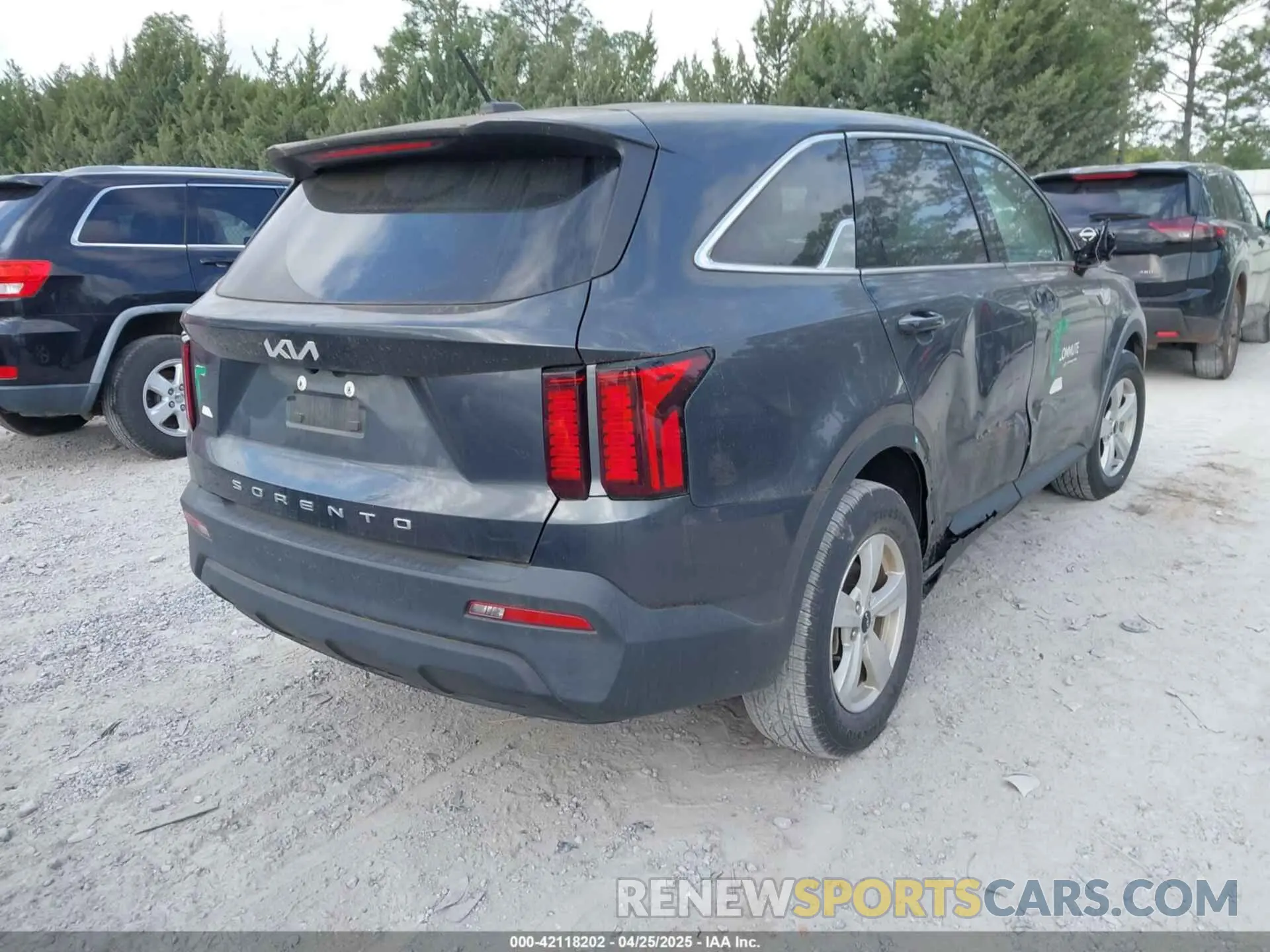4 Photograph of a damaged car 5XYRG4LC0NG103985 KIA SORENTO 2022