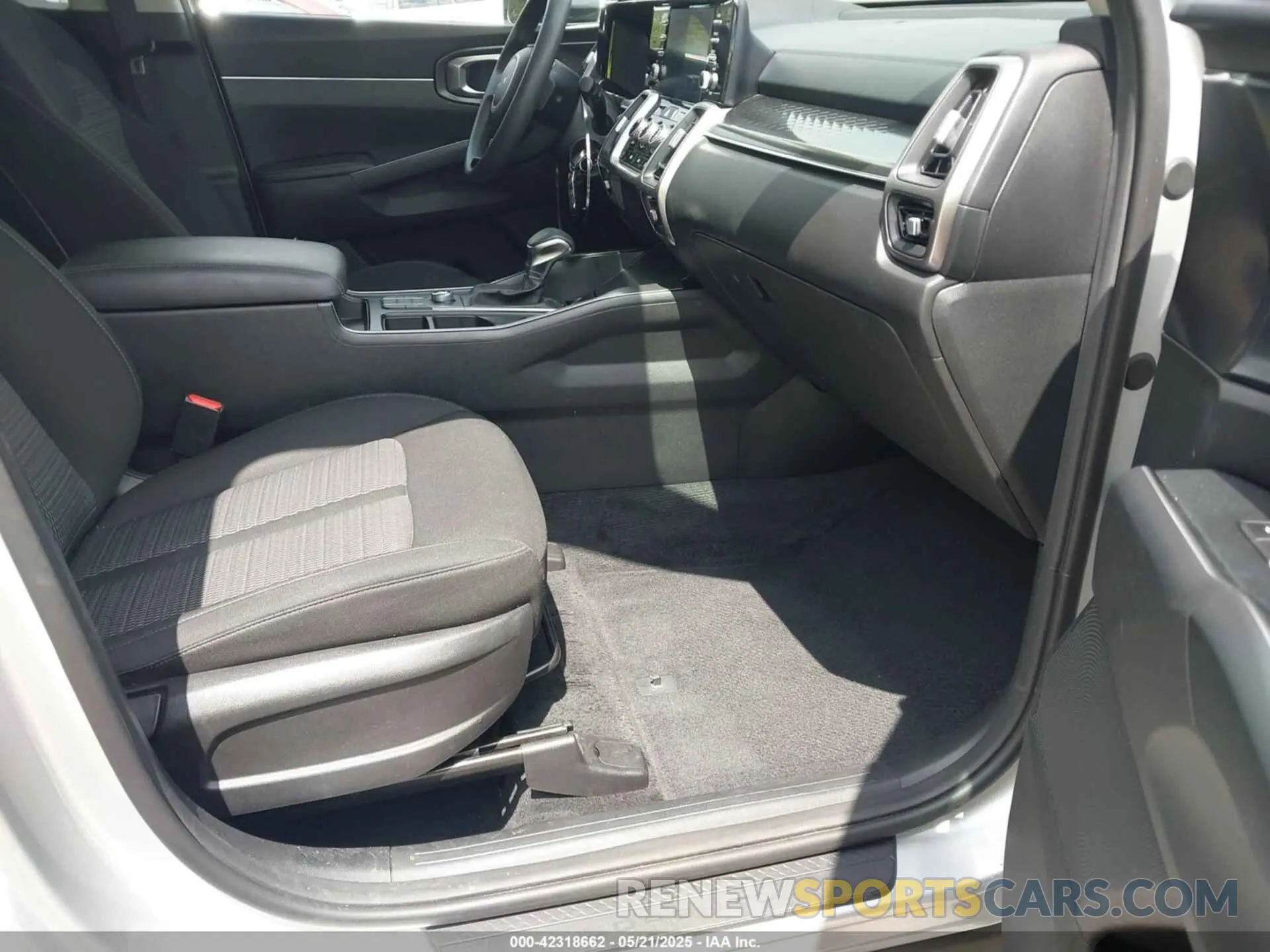 5 Photograph of a damaged car 5XYRG4LC0NG105980 KIA SORENTO 2022