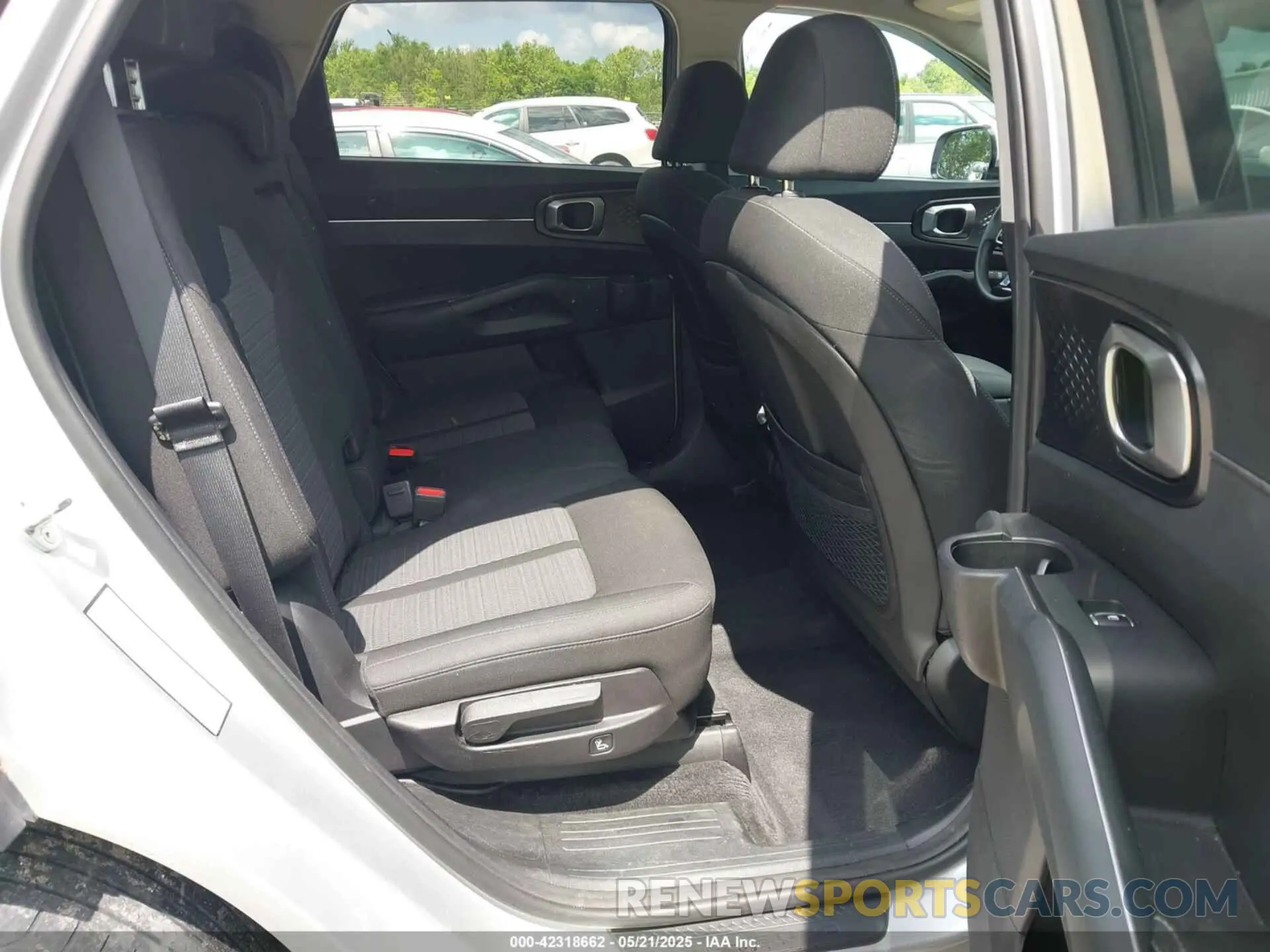 8 Photograph of a damaged car 5XYRG4LC0NG105980 KIA SORENTO 2022