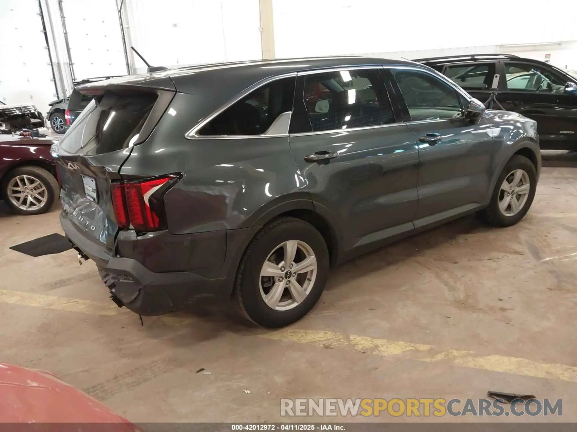 4 Photograph of a damaged car 5XYRG4LC0NG116249 KIA SORENTO 2022