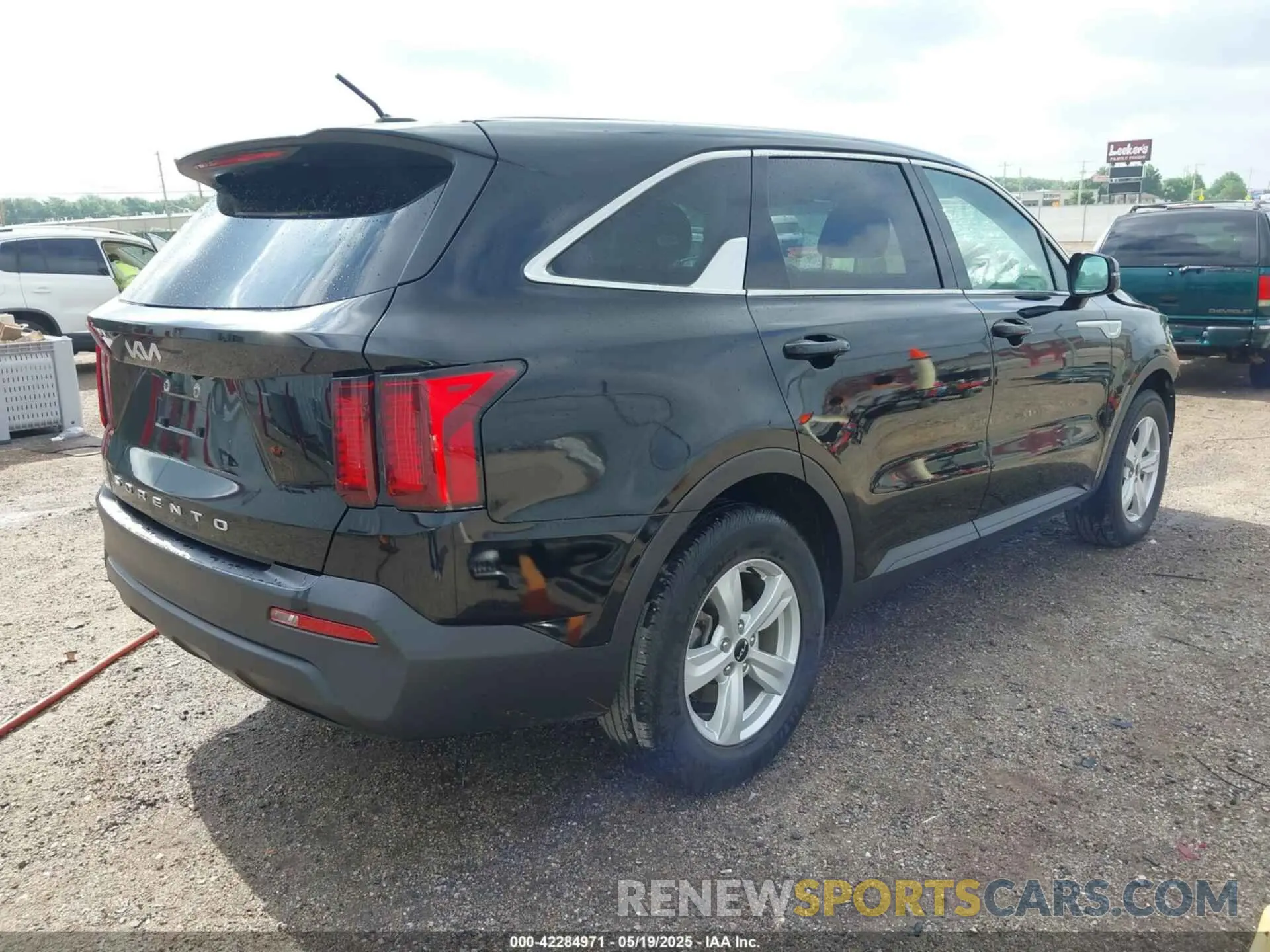 4 Photograph of a damaged car 5XYRG4LC1NG106233 KIA SORENTO 2022