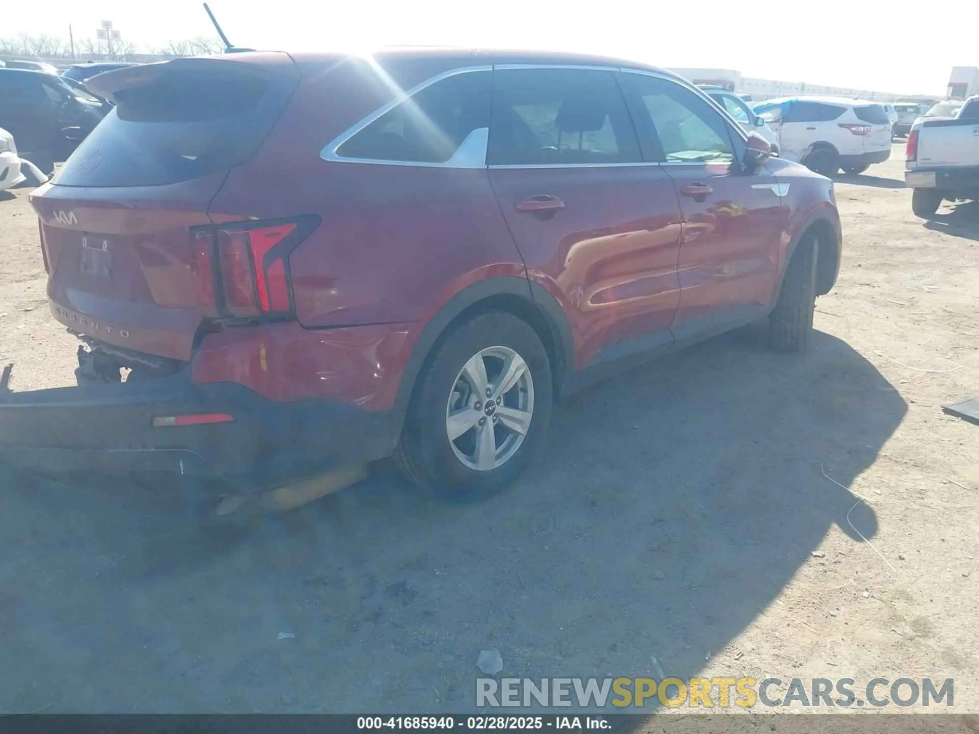 4 Photograph of a damaged car 5XYRG4LC1NG112128 KIA SORENTO 2022