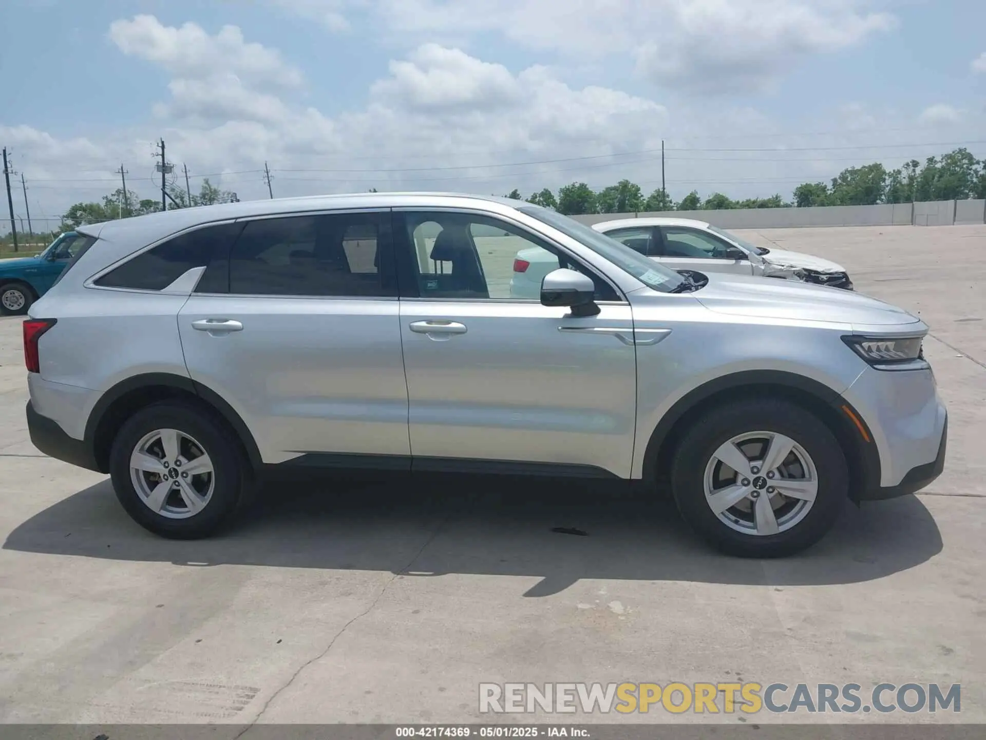 13 Photograph of a damaged car 5XYRG4LC2NG082668 KIA SORENTO 2022