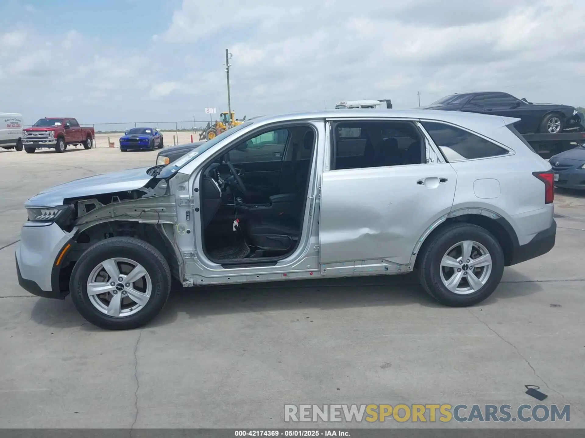 14 Photograph of a damaged car 5XYRG4LC2NG082668 KIA SORENTO 2022