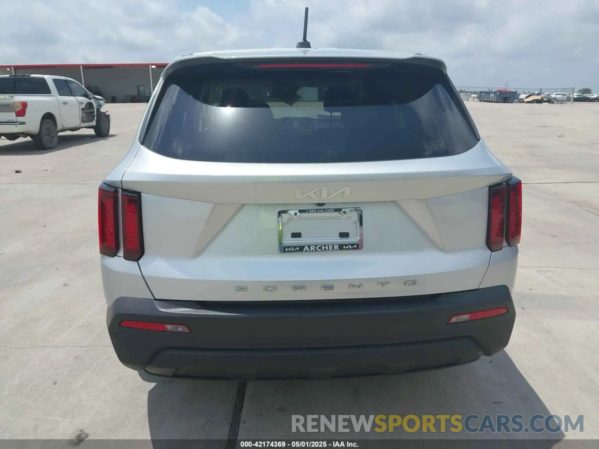 16 Photograph of a damaged car 5XYRG4LC2NG082668 KIA SORENTO 2022
