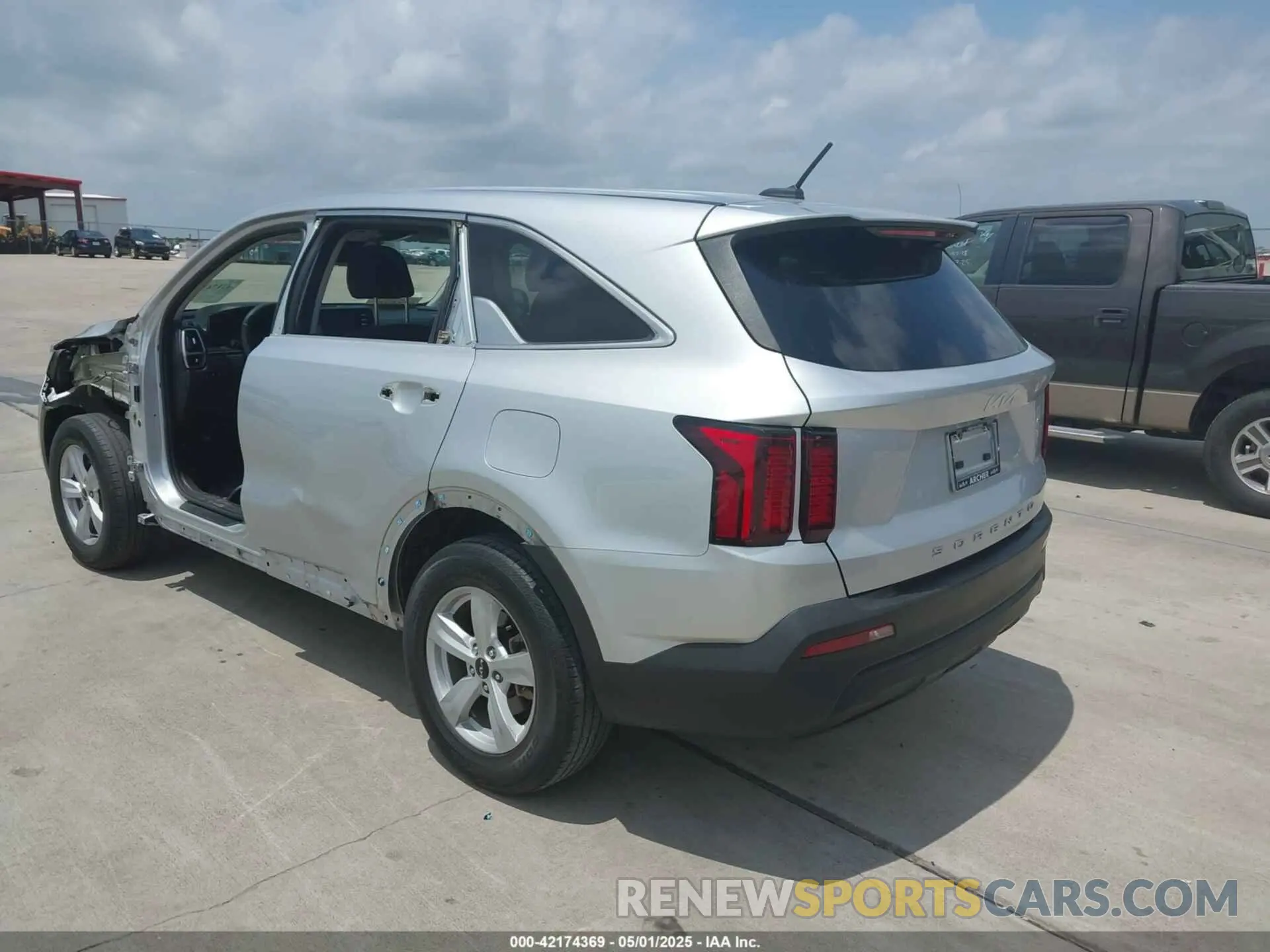 3 Photograph of a damaged car 5XYRG4LC2NG082668 KIA SORENTO 2022