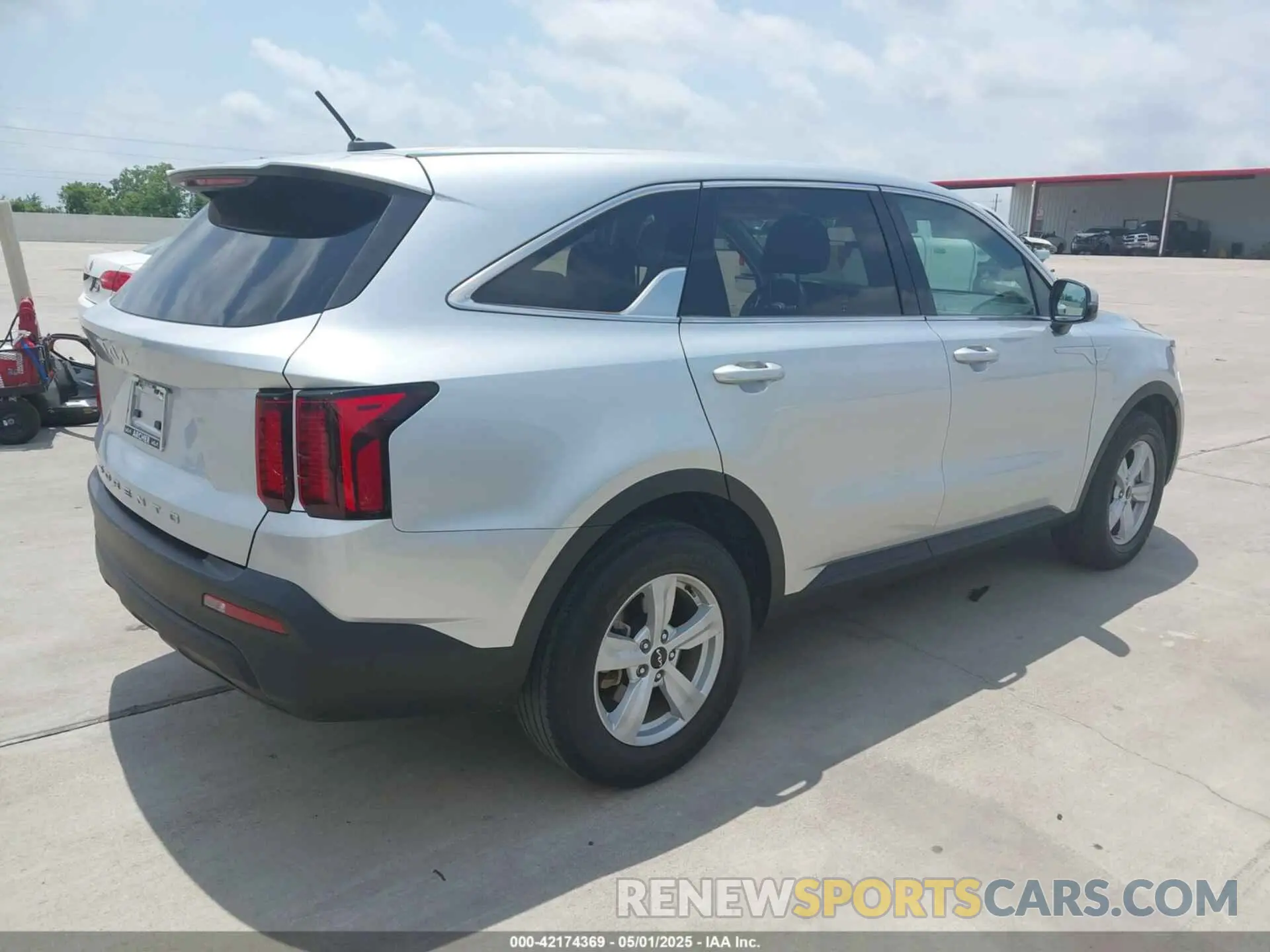 4 Photograph of a damaged car 5XYRG4LC2NG082668 KIA SORENTO 2022