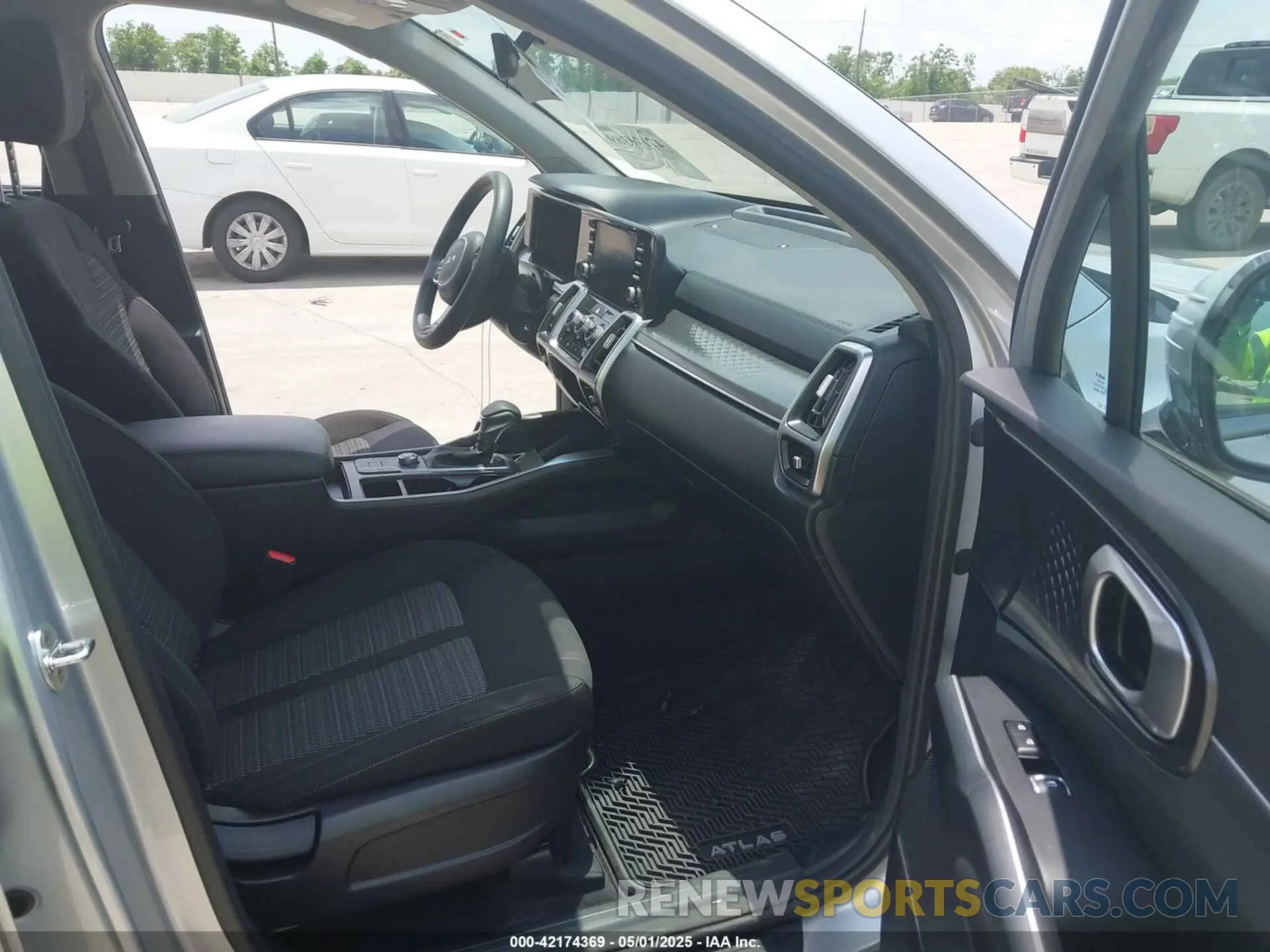 5 Photograph of a damaged car 5XYRG4LC2NG082668 KIA SORENTO 2022