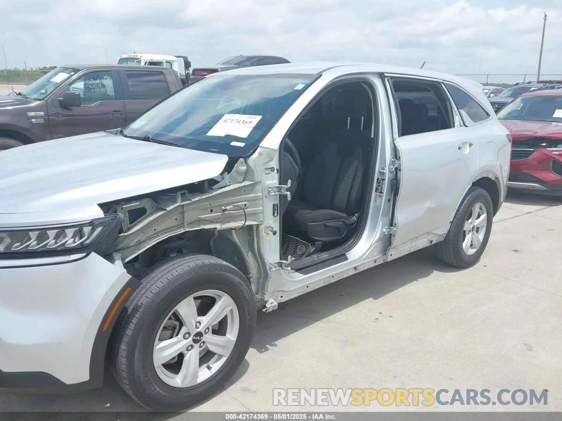 6 Photograph of a damaged car 5XYRG4LC2NG082668 KIA SORENTO 2022