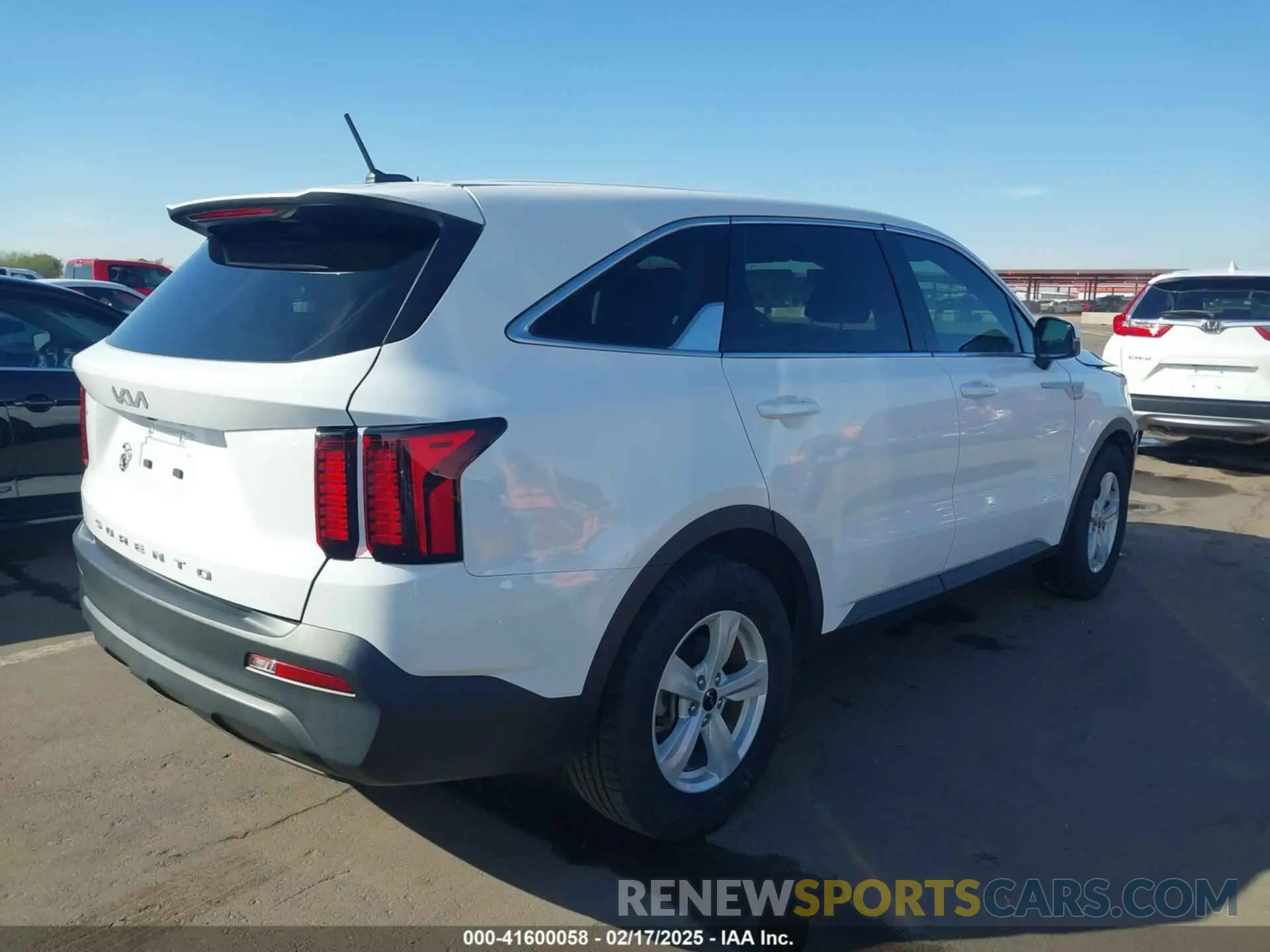 4 Photograph of a damaged car 5XYRG4LC5NG110057 KIA SORENTO 2022
