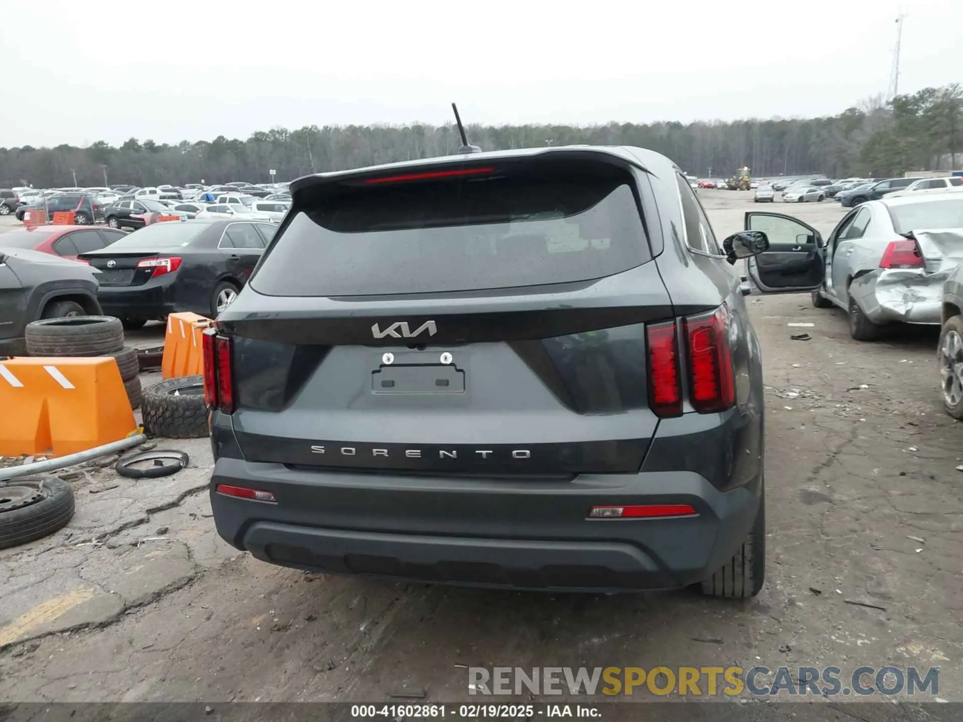 16 Photograph of a damaged car 5XYRG4LC7NG146123 KIA SORENTO 2022