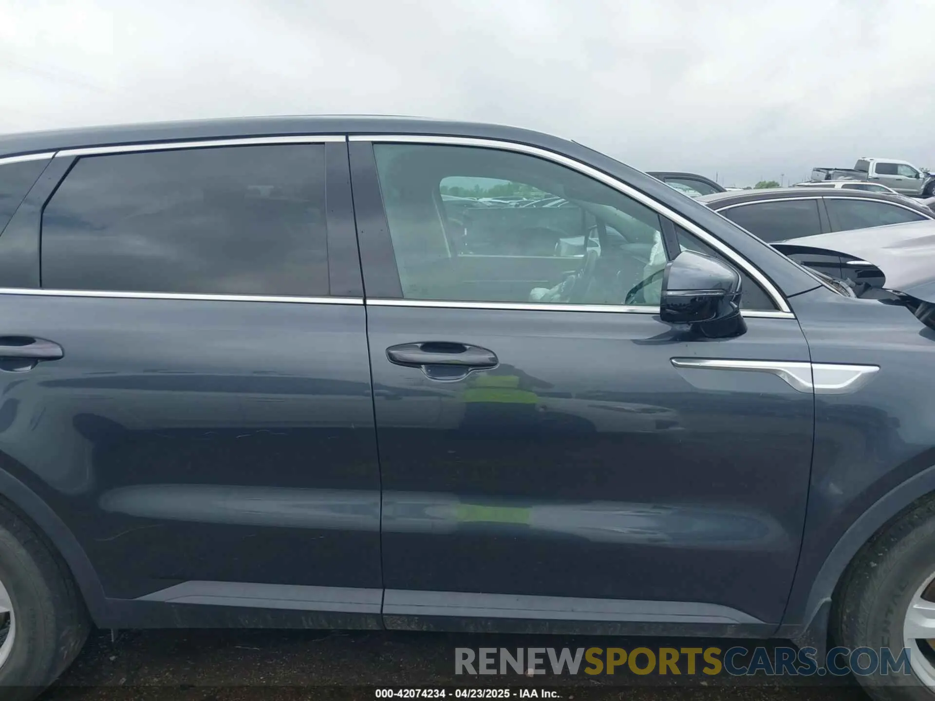 13 Photograph of a damaged car 5XYRG4LC8NG116399 KIA SORENTO 2022