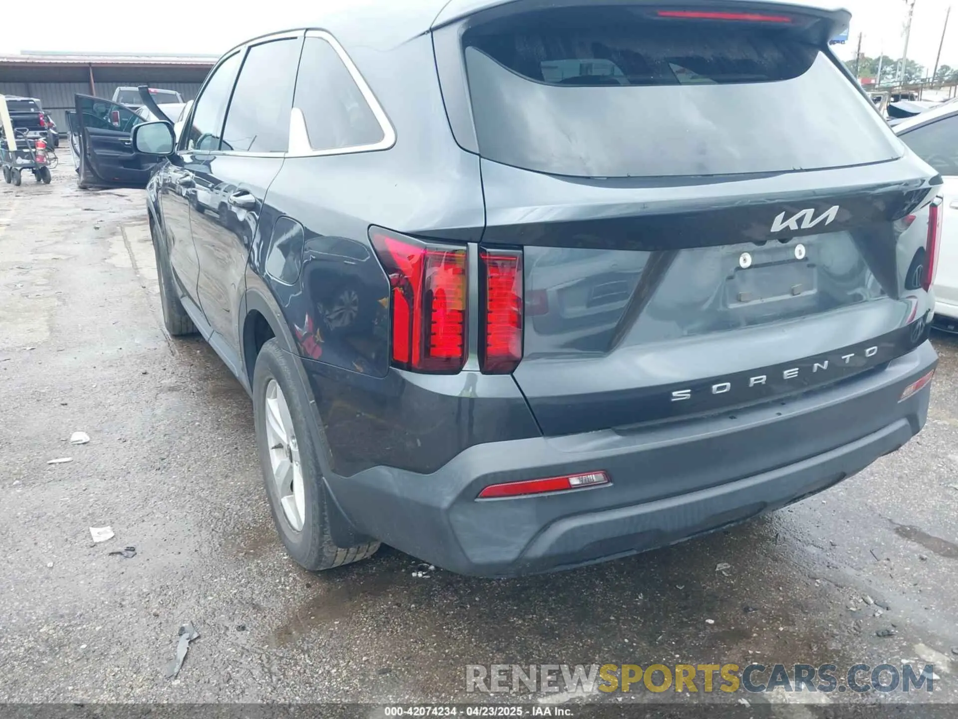 3 Photograph of a damaged car 5XYRG4LC8NG116399 KIA SORENTO 2022