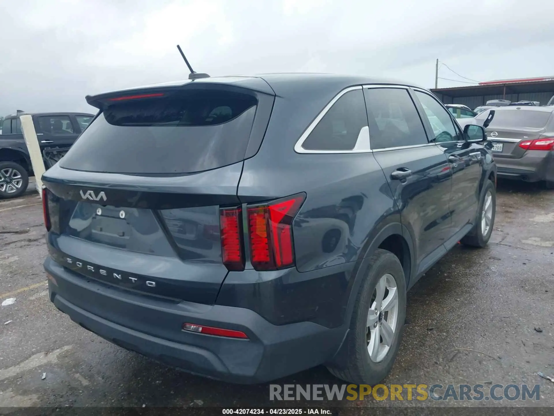 4 Photograph of a damaged car 5XYRG4LC8NG116399 KIA SORENTO 2022