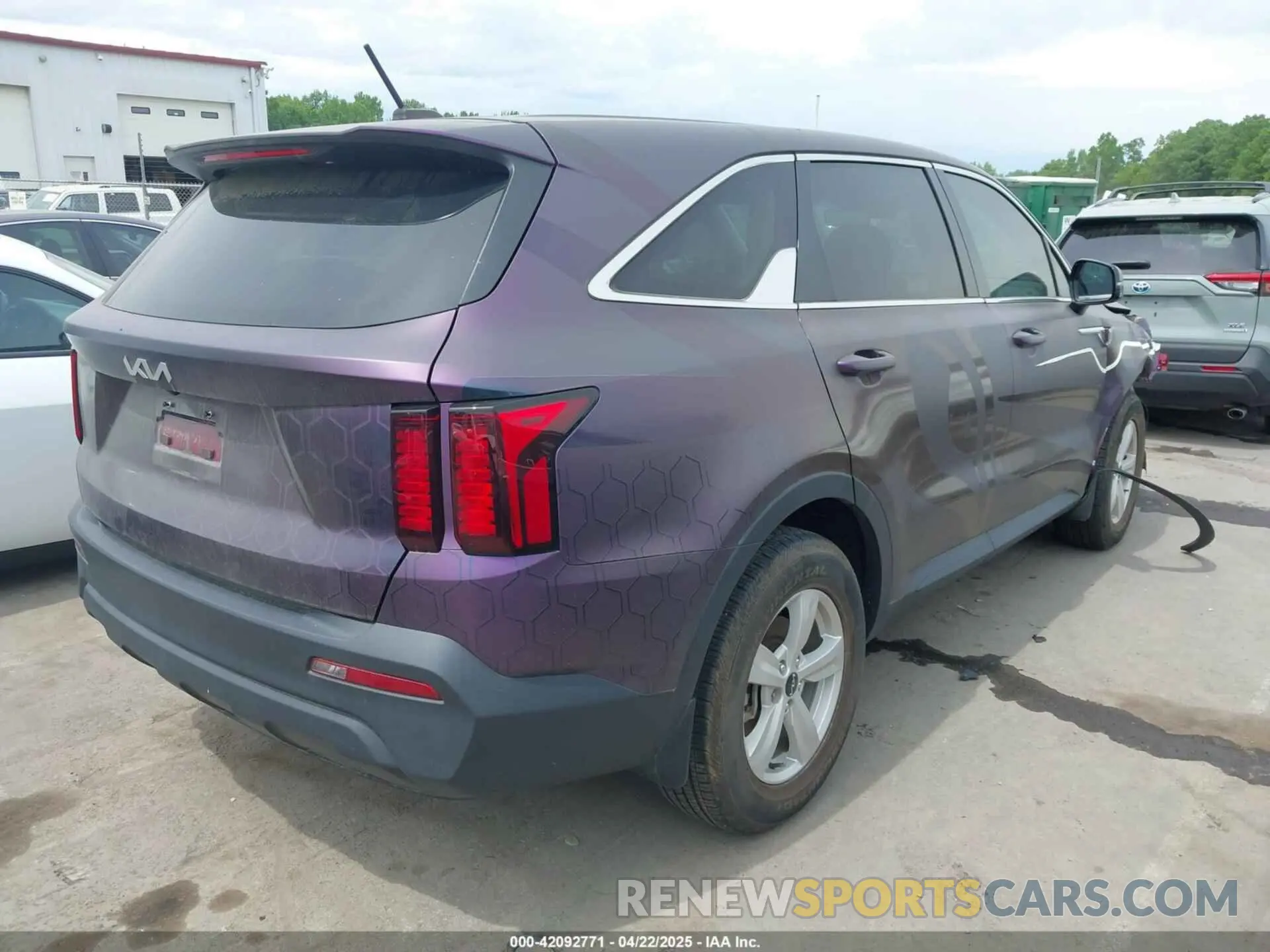 4 Photograph of a damaged car 5XYRG4LC9NG091772 KIA SORENTO 2022