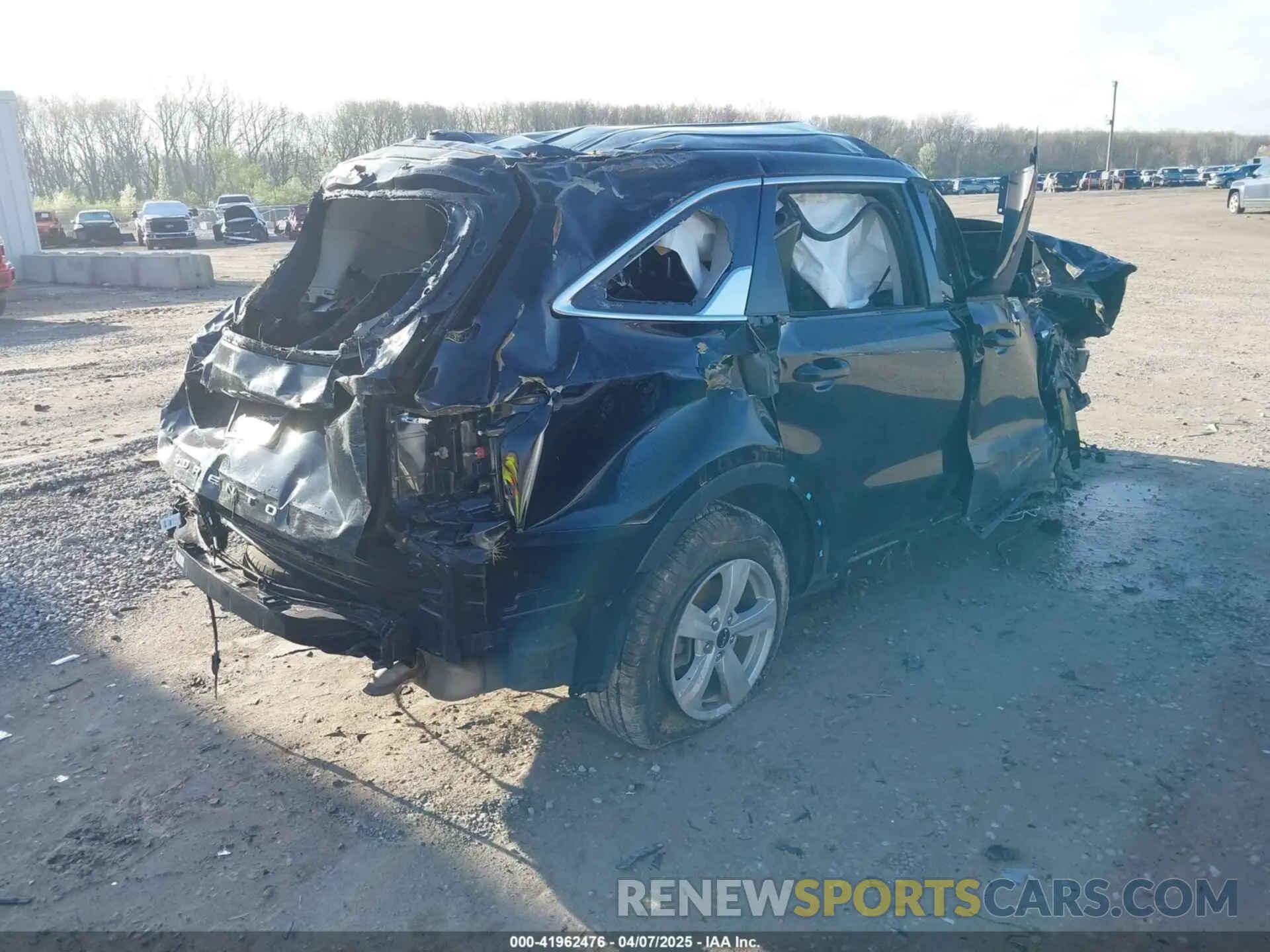 4 Photograph of a damaged car 5XYRG4LC9NG092761 KIA SORENTO 2022