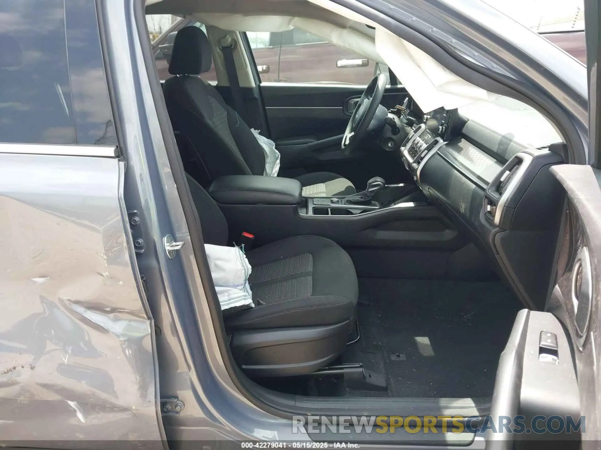 5 Photograph of a damaged car 5XYRG4LCXNG107106 KIA SORENTO 2022