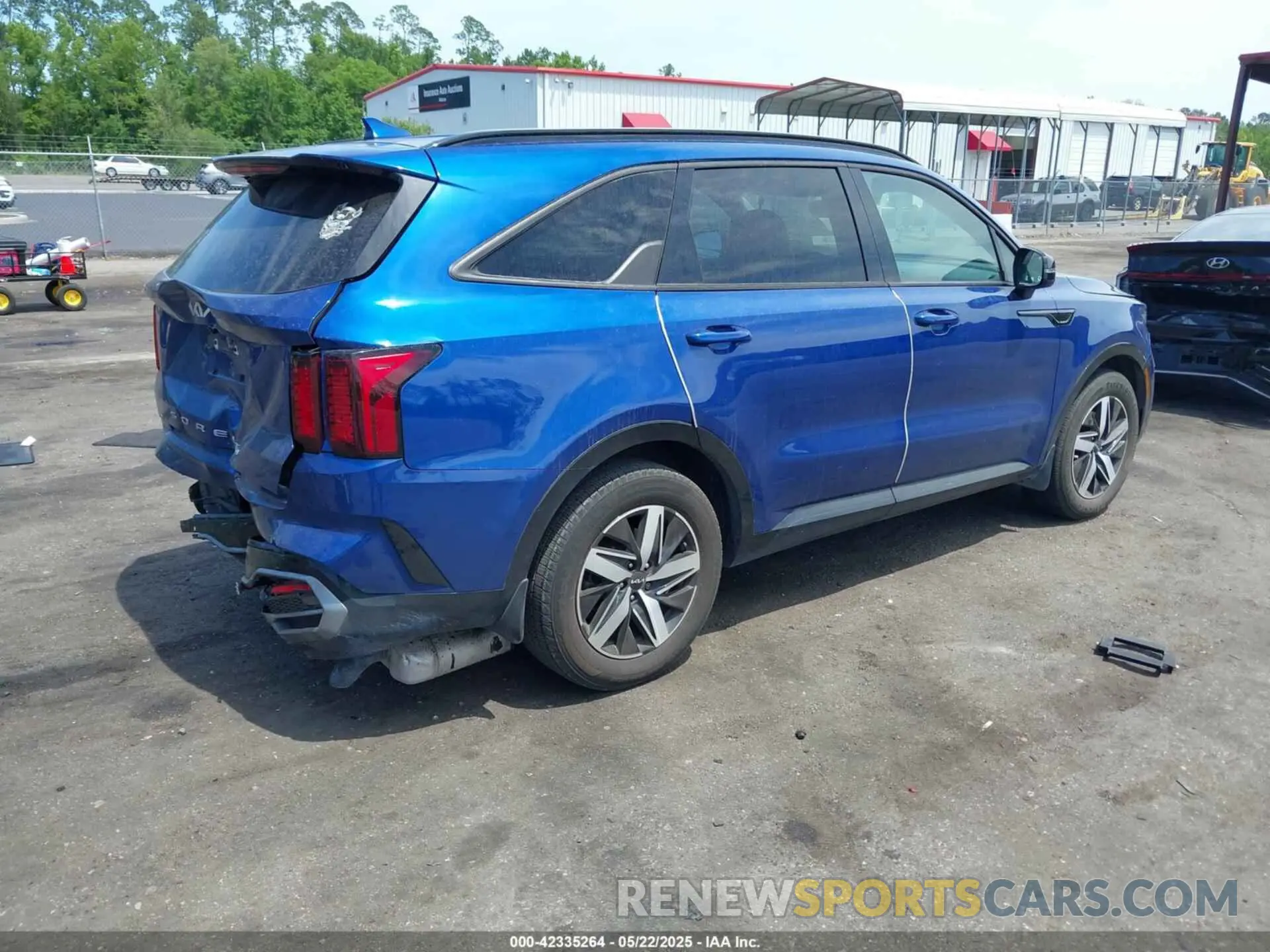 4 Photograph of a damaged car 5XYRH4LF2NG157148 KIA SORENTO 2022