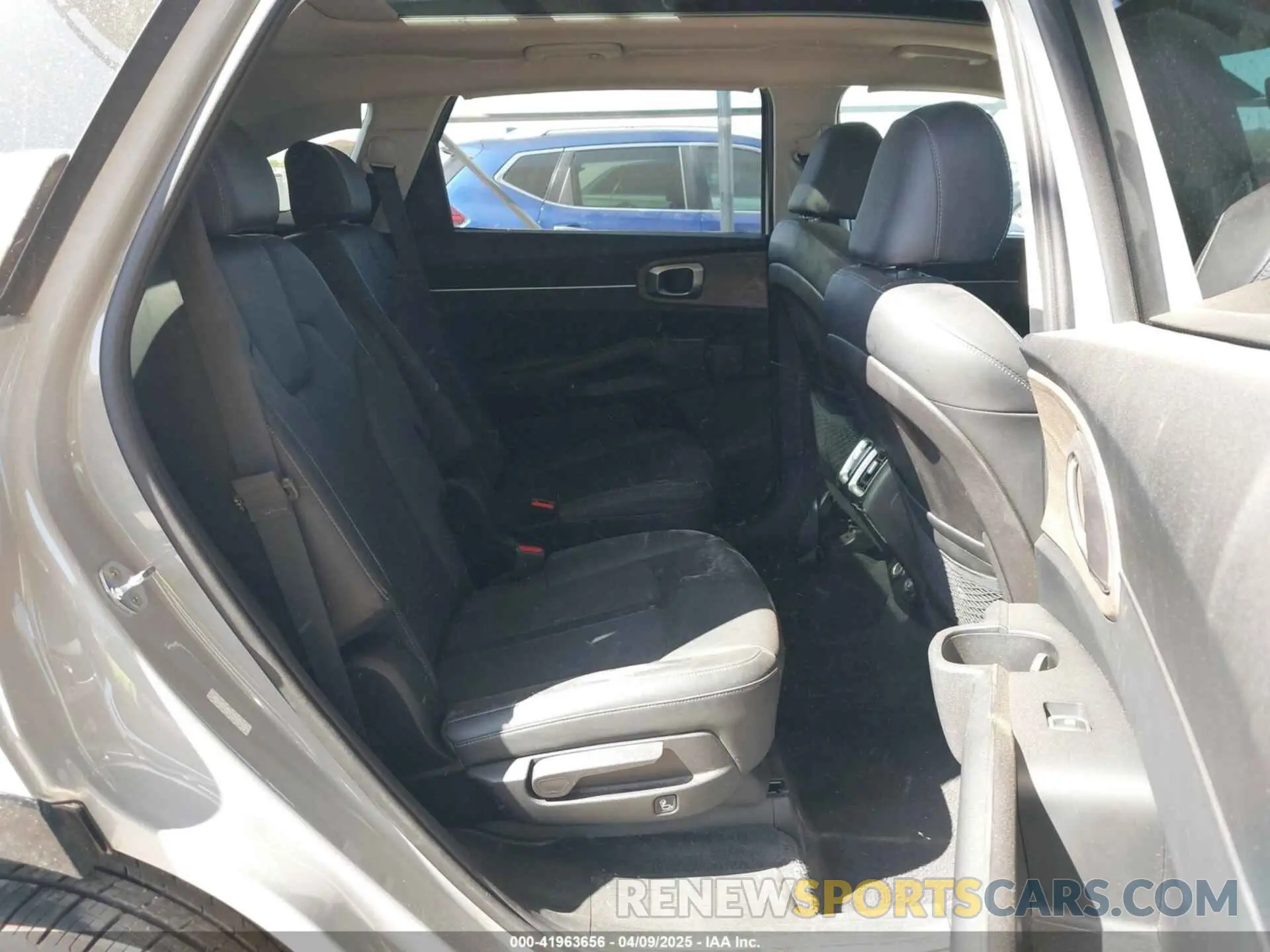 8 Photograph of a damaged car 5XYRH4LF8NG136238 KIA SORENTO 2022