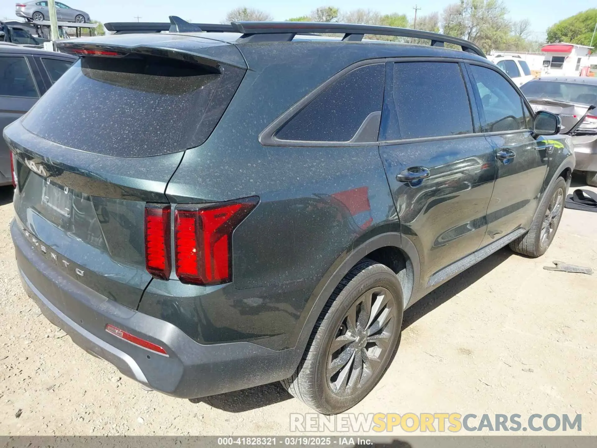 4 Photograph of a damaged car 5XYRHDLF2NG078899 KIA SORENTO 2022