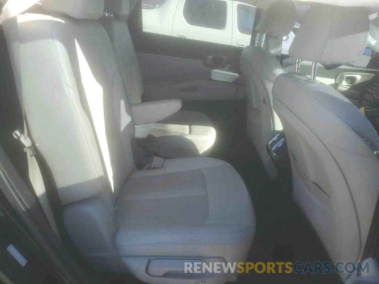 11 Photograph of a damaged car 5XYRHDLF3NG133764 KIA SORENTO 2022