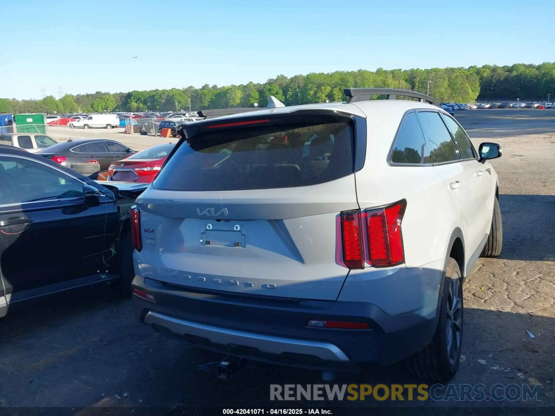 4 Photograph of a damaged car 5XYRHDLF7NG070362 KIA SORENTO 2022
