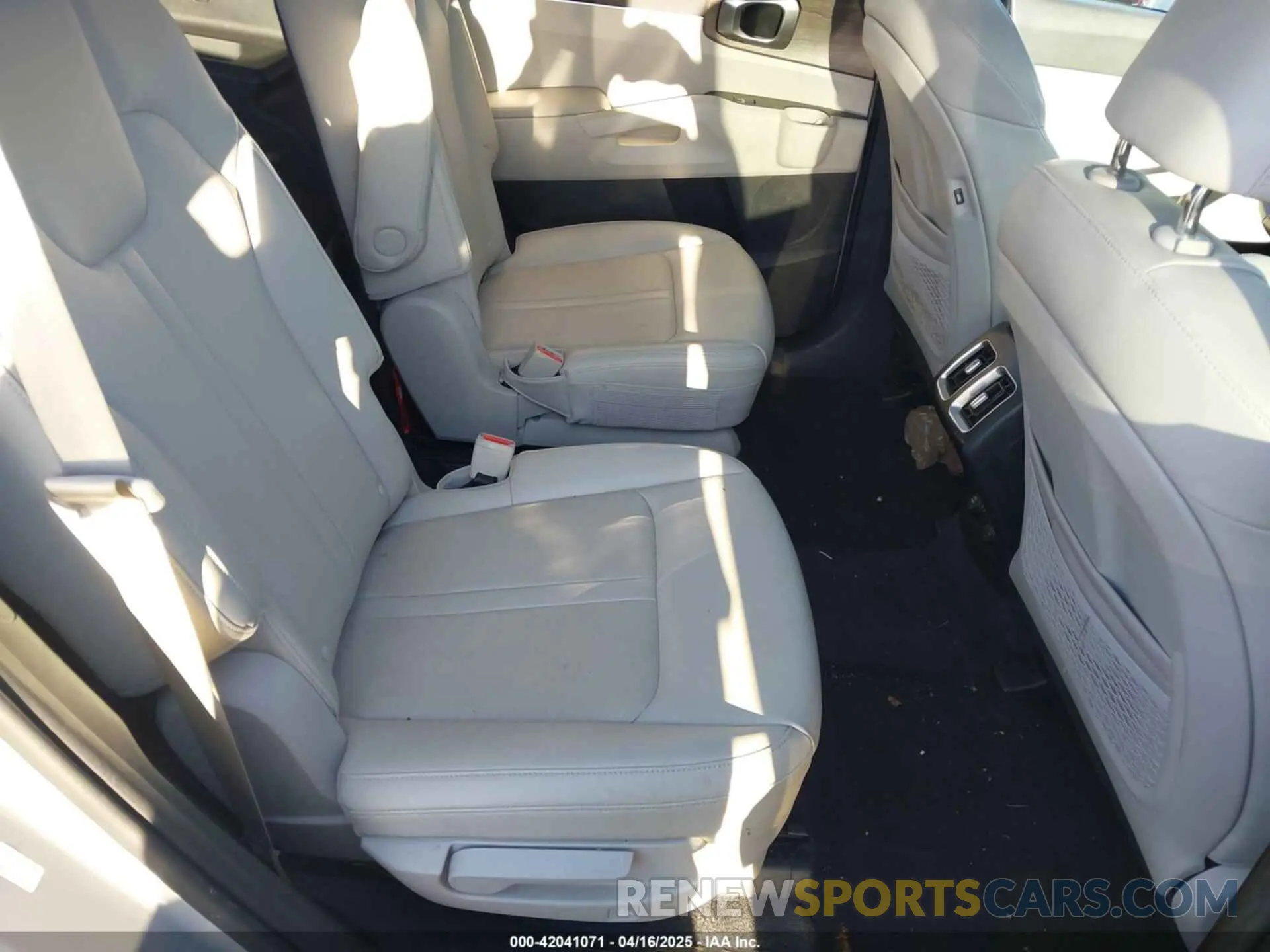 8 Photograph of a damaged car 5XYRHDLF7NG070362 KIA SORENTO 2022