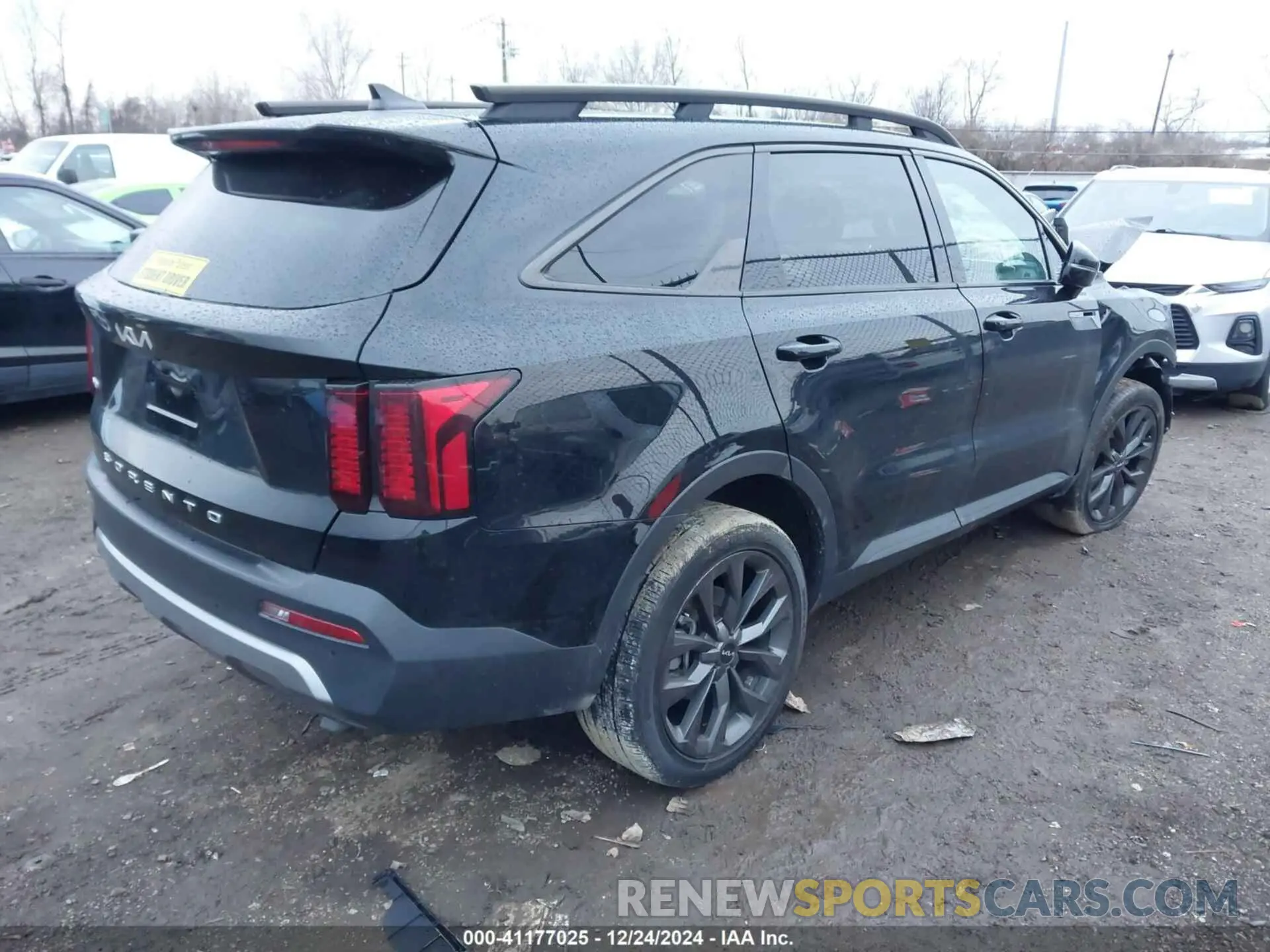 4 Photograph of a damaged car 5XYRHDLF8NG153282 KIA SORENTO 2022