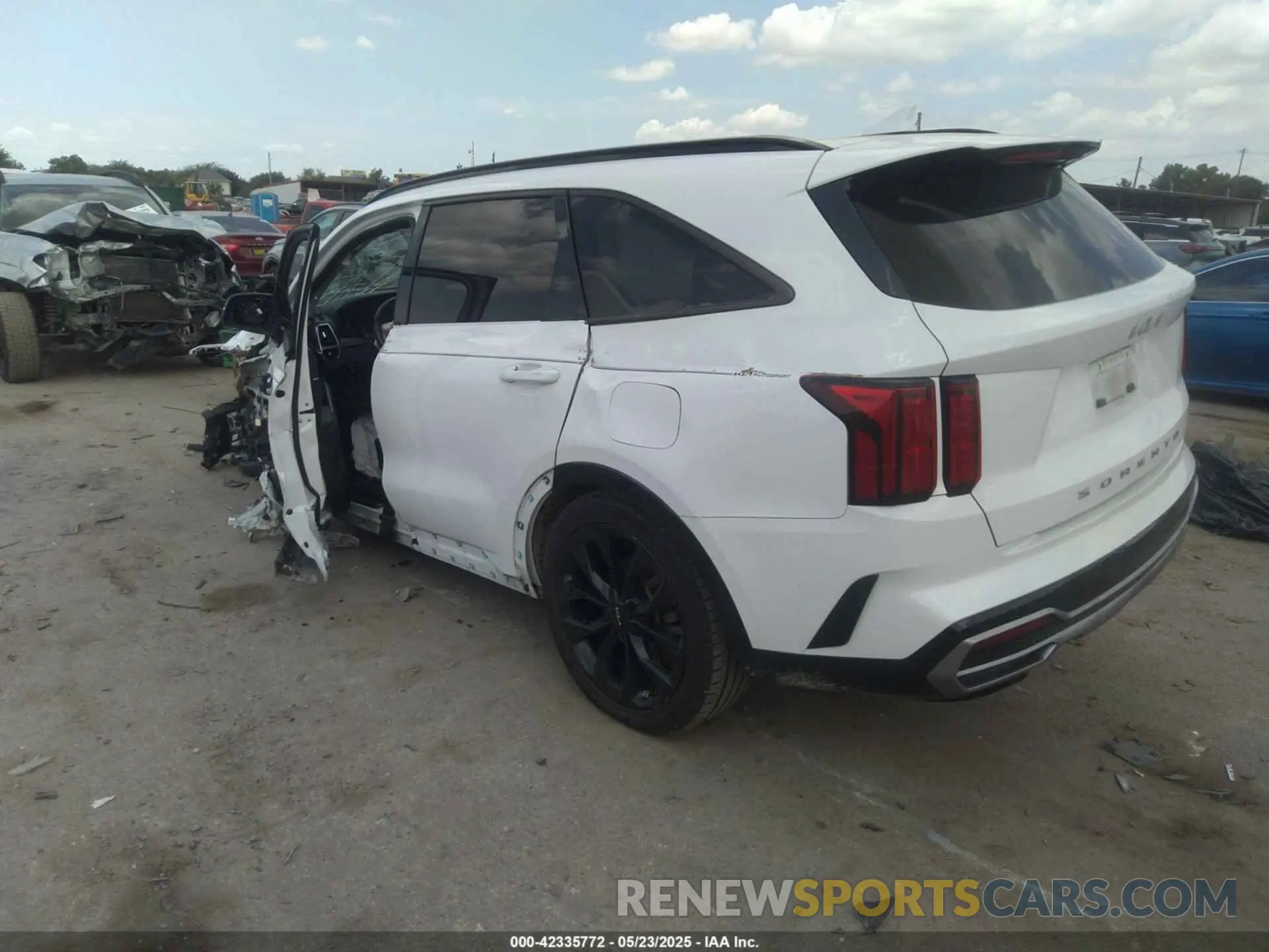 3 Photograph of a damaged car 5XYRK4LF3NG085989 KIA SORENTO 2022