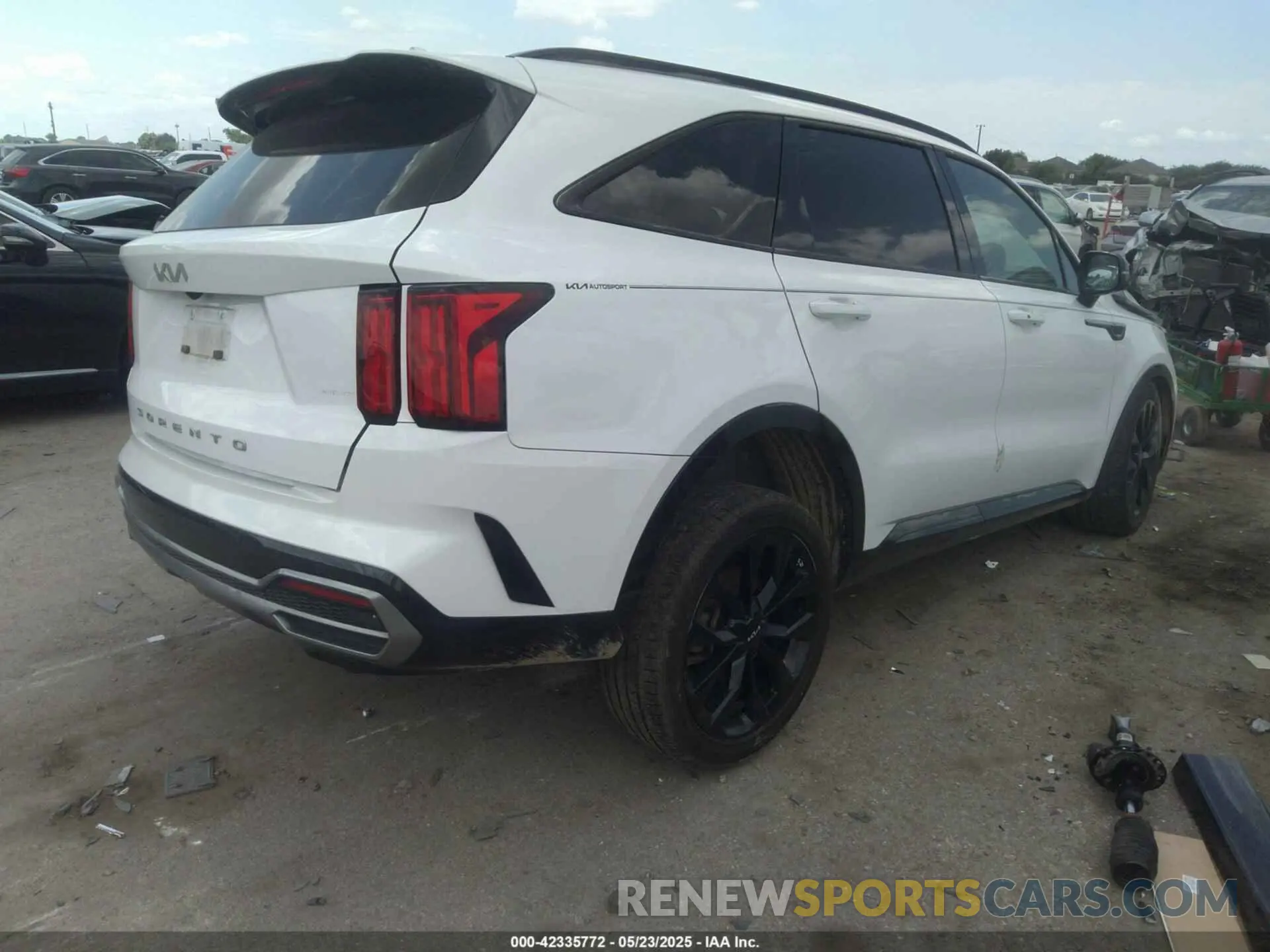 4 Photograph of a damaged car 5XYRK4LF3NG085989 KIA SORENTO 2022
