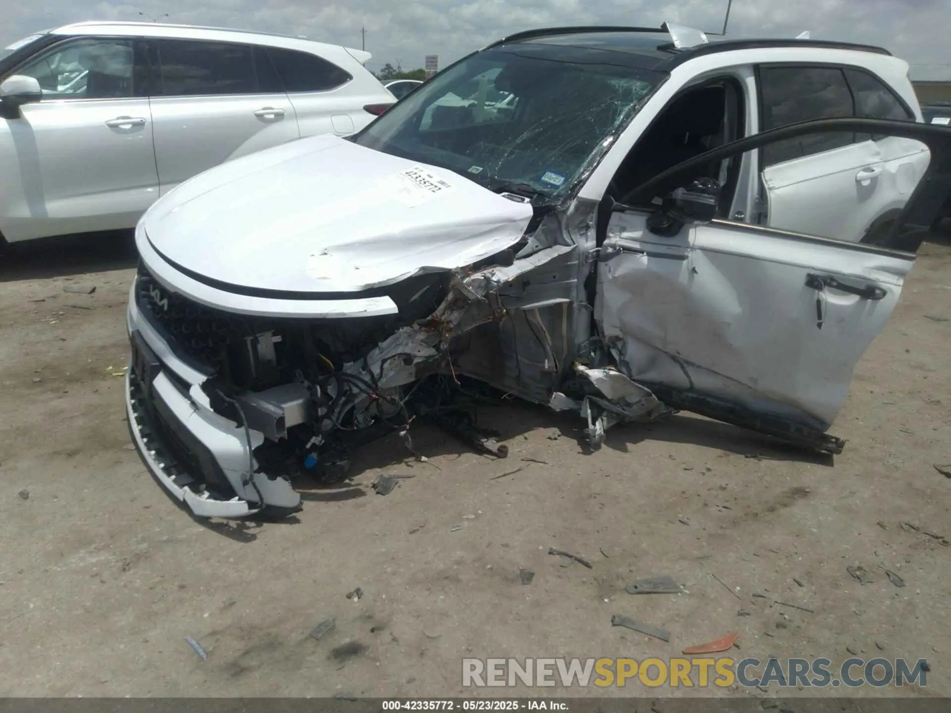 6 Photograph of a damaged car 5XYRK4LF3NG085989 KIA SORENTO 2022