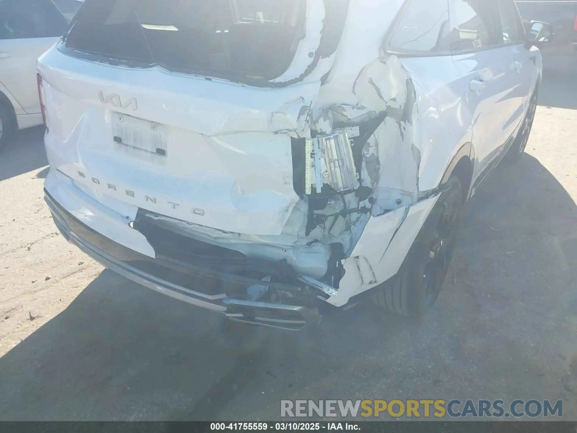 6 Photograph of a damaged car 5XYRK4LF3NG142644 KIA SORENTO 2022