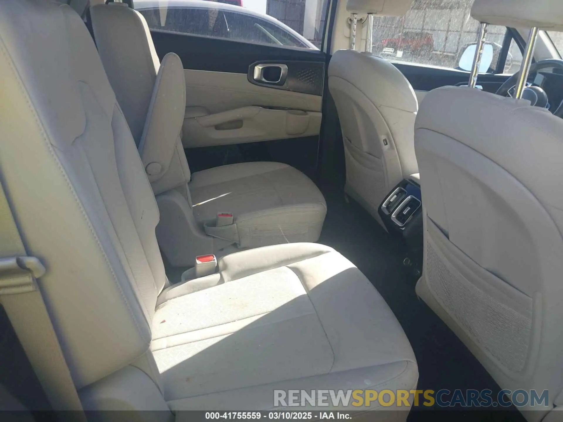 8 Photograph of a damaged car 5XYRK4LF3NG142644 KIA SORENTO 2022
