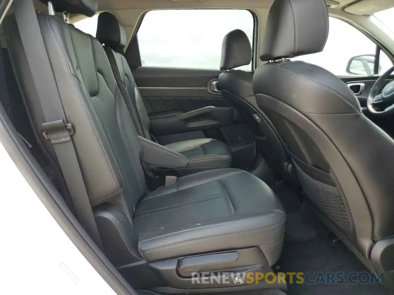 11 Photograph of a damaged car 5XYRK4LF6NG151483 KIA SORENTO 2022