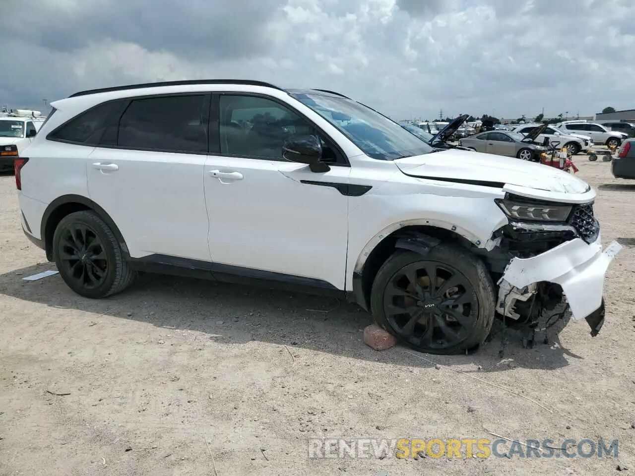 4 Photograph of a damaged car 5XYRK4LF6NG151483 KIA SORENTO 2022