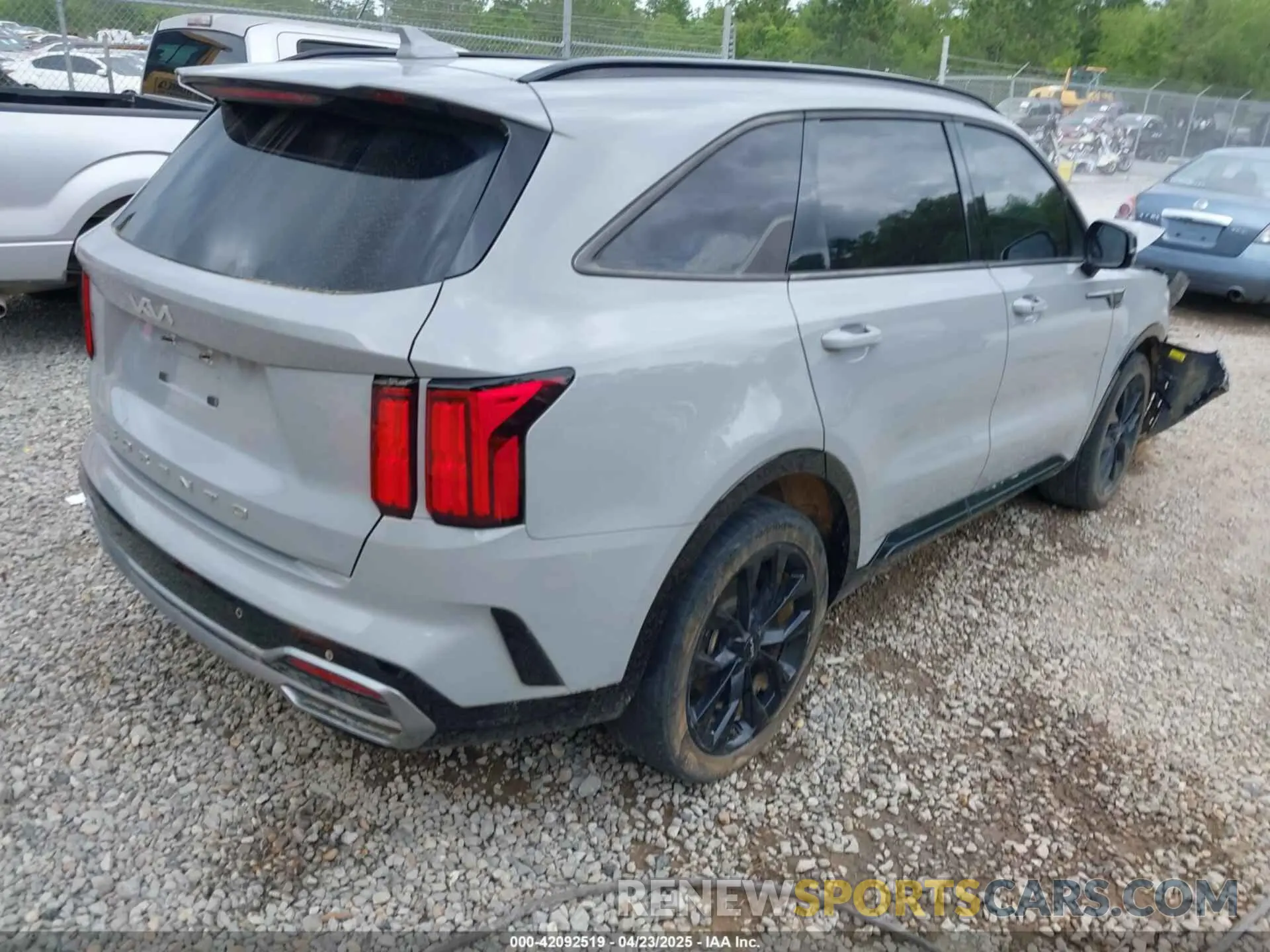 4 Photograph of a damaged car 5XYRK4LF7NG127080 KIA SORENTO 2022