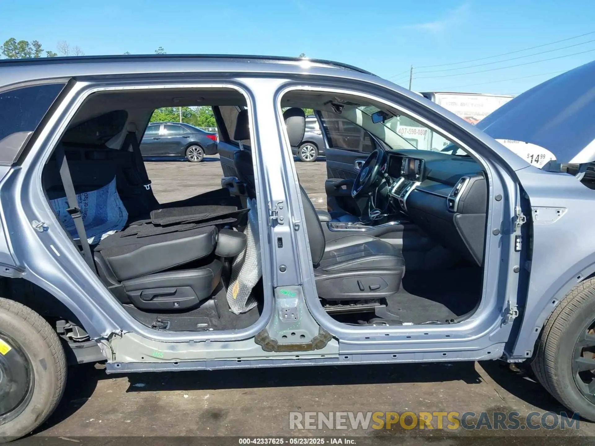 6 Photograph of a damaged car 5XYRK4LF8NG093053 KIA SORENTO 2022