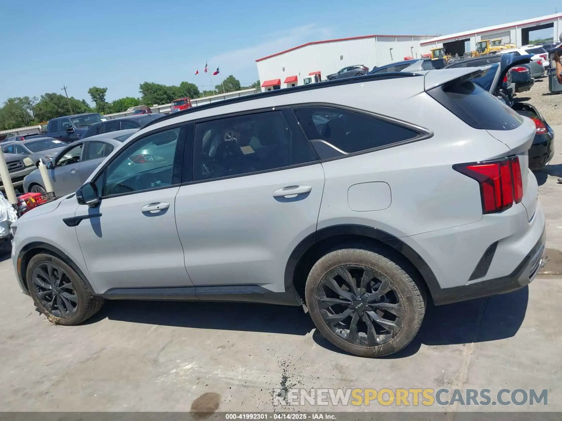 13 Photograph of a damaged car 5XYRK4LFXNG120480 KIA SORENTO 2022