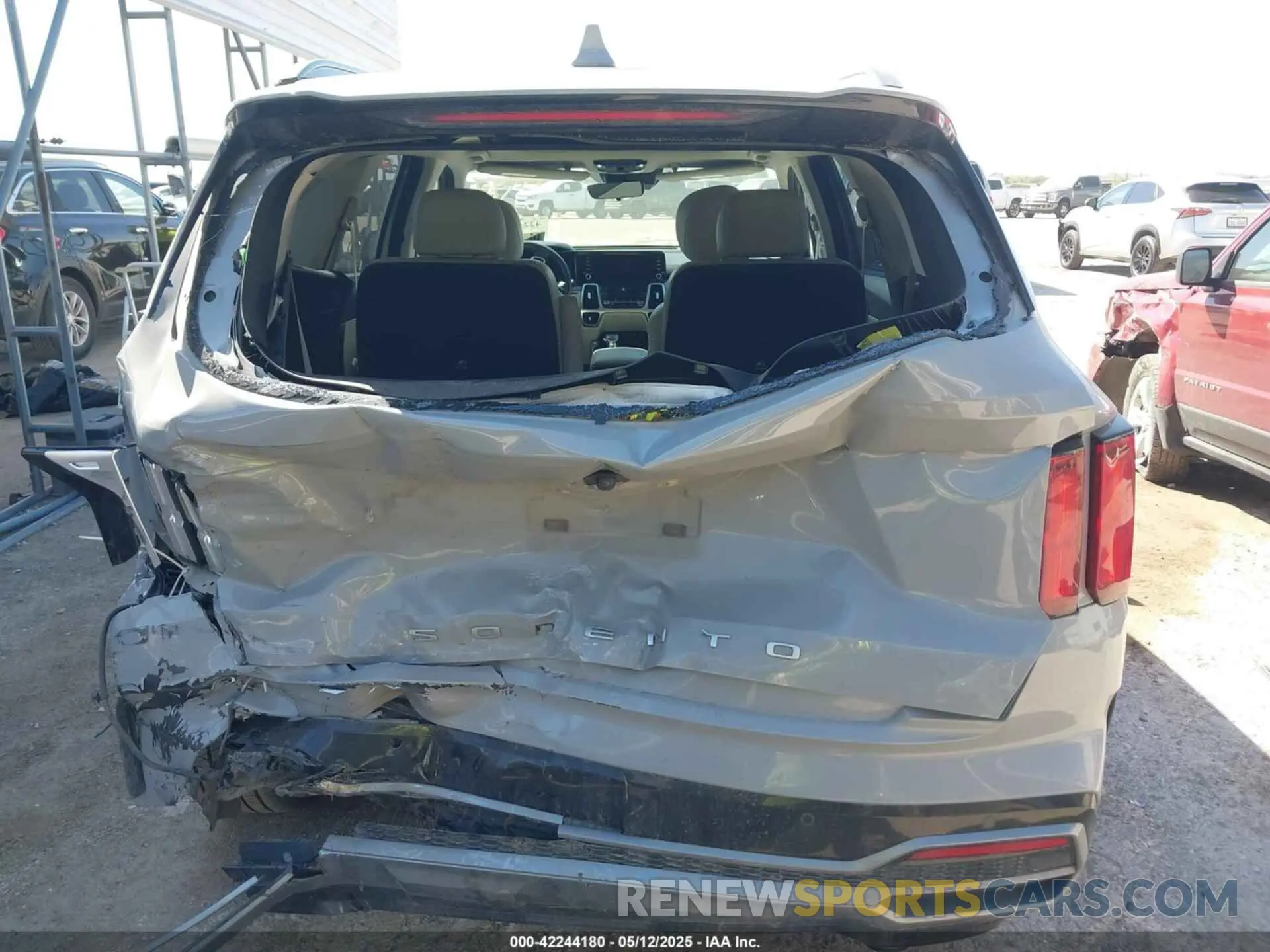 17 Photograph of a damaged car 5XYRK4LFXNG153852 KIA SORENTO 2022