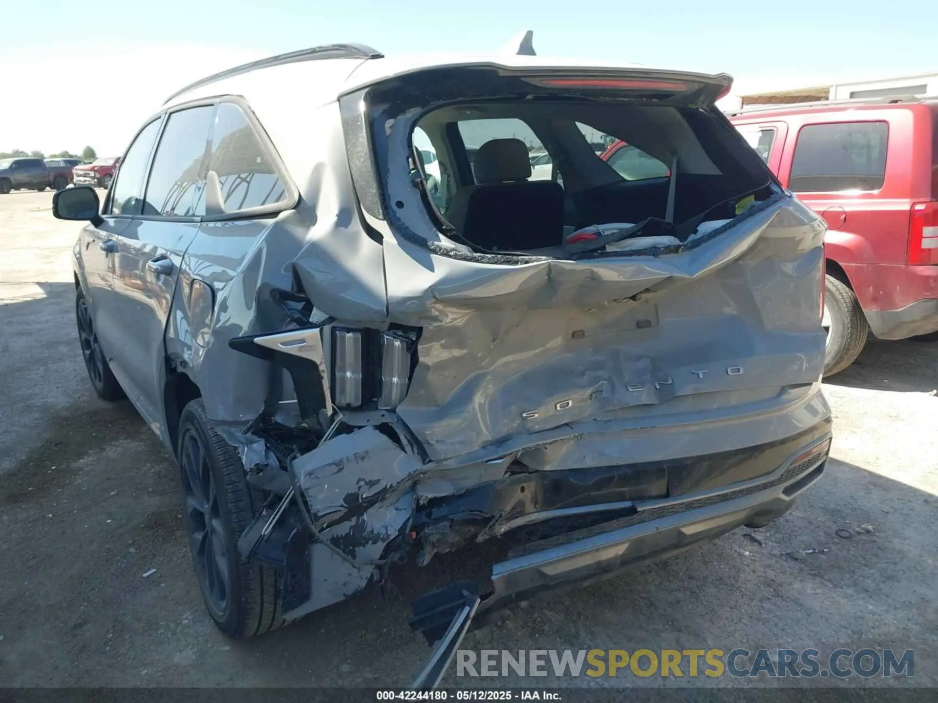 6 Photograph of a damaged car 5XYRK4LFXNG153852 KIA SORENTO 2022