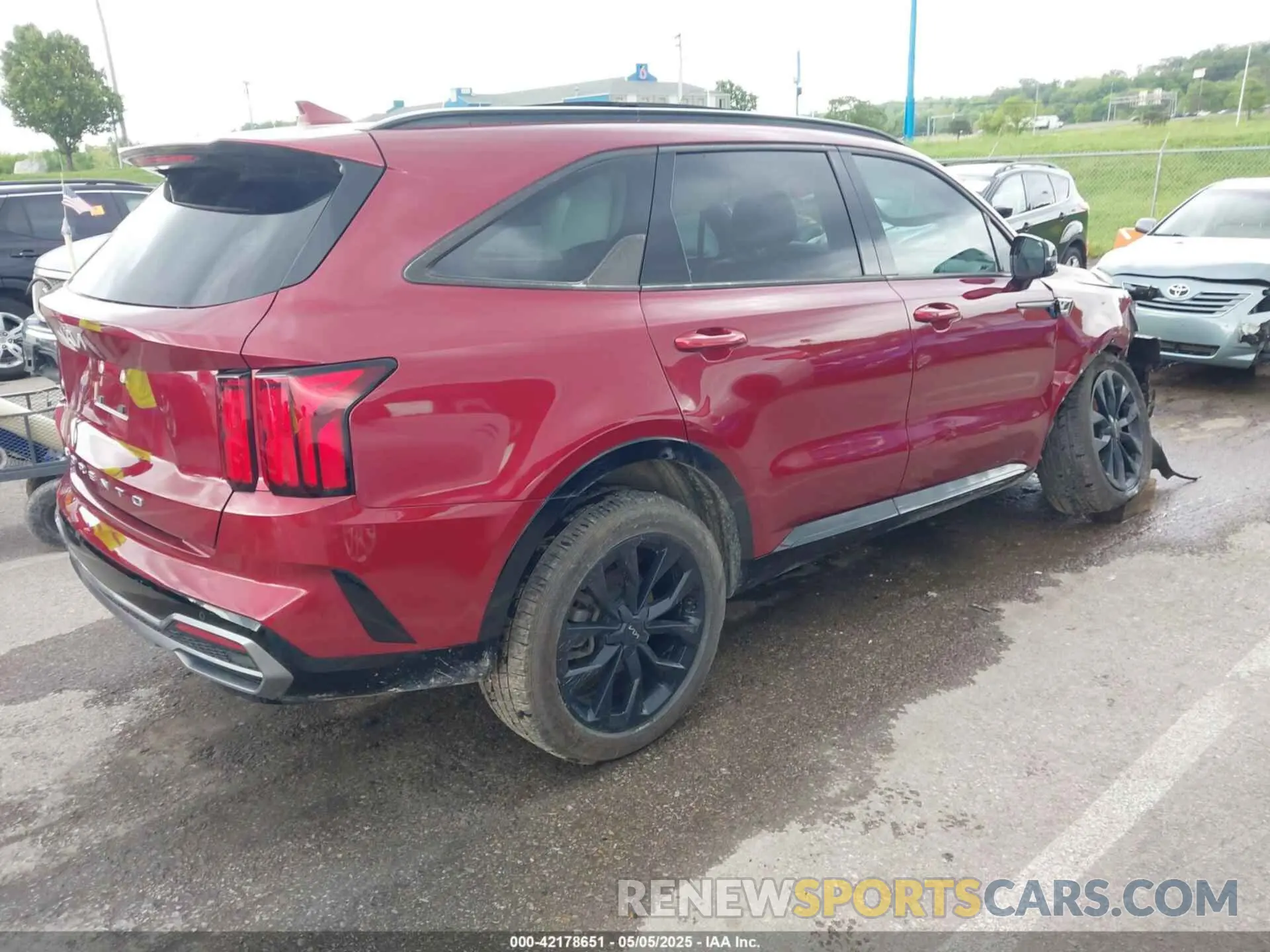 4 Photograph of a damaged car 5XYRKDLF1NG100165 KIA SORENTO 2022
