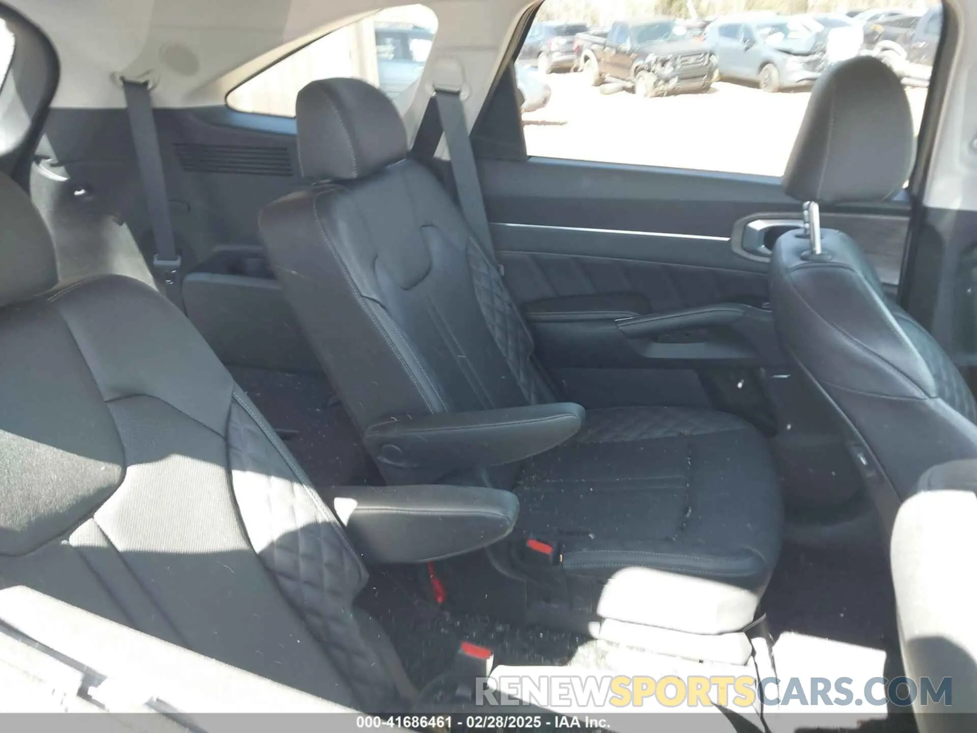 8 Photograph of a damaged car 5XYRKDLF3NG113886 KIA SORENTO 2022