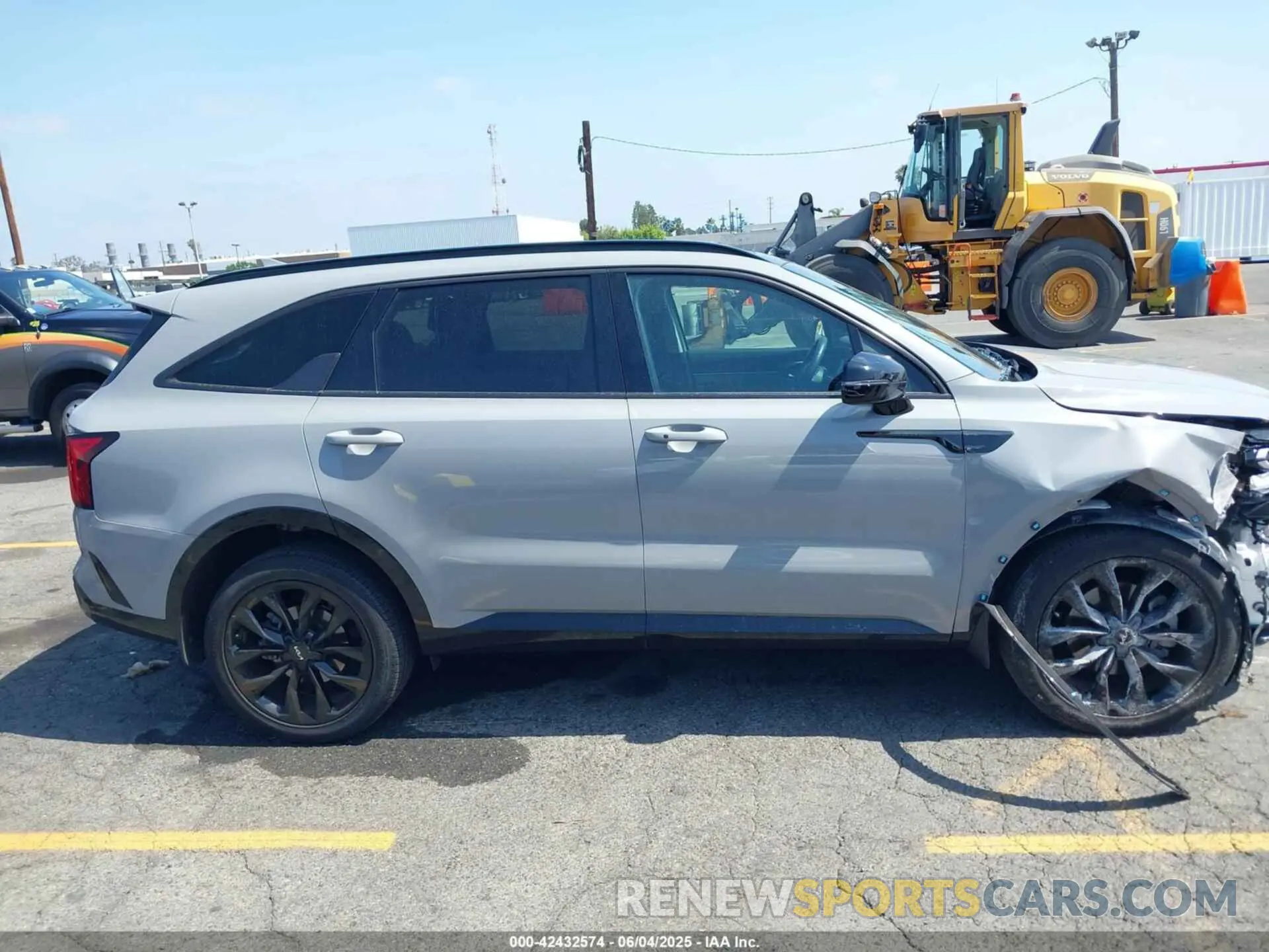 13 Photograph of a damaged car 5XYRKDLF4NG134651 KIA SORENTO 2022